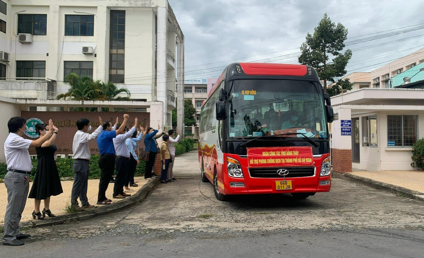 Lãnh đạo tỉnh Đồng Tháp tiễn đoàn lên đường làm nhiệm vụ
