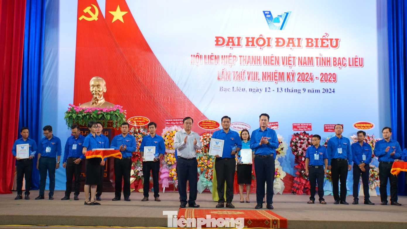 Ông Huỳnh Quốc Việt - Phó Bí thư thường trực Tỉnh ủy Bạc Liêu và anh Nguyễn Kim Quy - Phó chủ tịch Thường trực Ủy ban Trung ương Hội LHTN Việt Nam khen thưởng cho CLB, đội nhóm tiêu biểu. Ông Huỳnh Quốc Việt - Phó Bí thư thường trực Tỉnh ủy Bạc Liêu và anh Nguyễn Kim Quy - Phó chủ tịch Thường trực Ủy ban Trung ương Hội LHTN Việt Nam khen thưởng cho CLB, đội nhóm tiêu biểu.