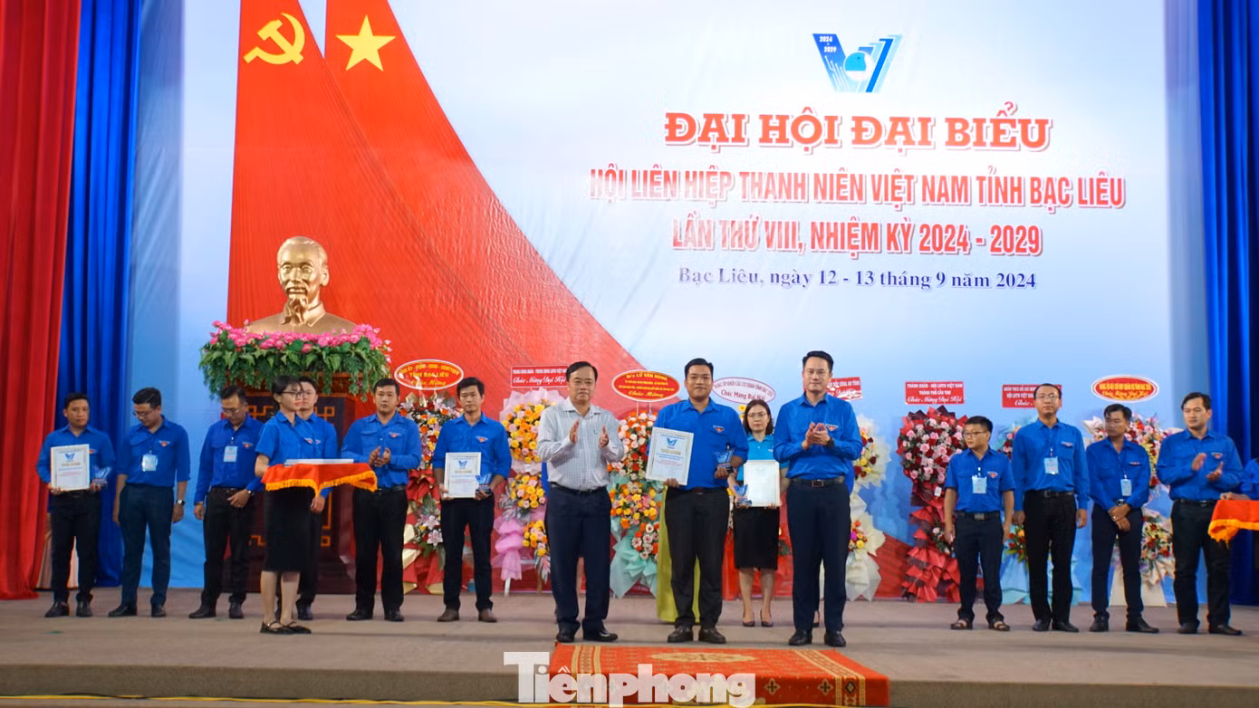 Ông Huỳnh Quốc Việt - Phó Bí thư thường trực Tỉnh ủy Bạc Liêu và anh Nguyễn Kim Quy - Phó chủ tịch Thường trực Ủy ban Trung ương Hội LHTN Việt Nam khen thưởng cho CLB, đội nhóm tiêu biểu.