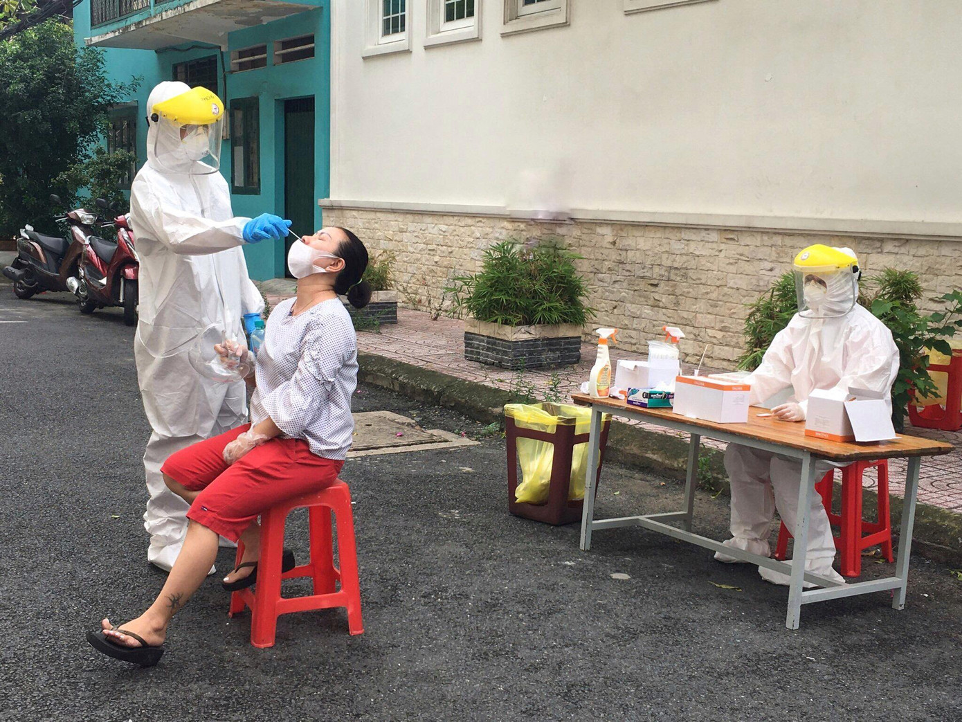 Trần Thị Mỹ Nhân xét nghiệm cho người dân TPHCM. - Ảnh: NVCC