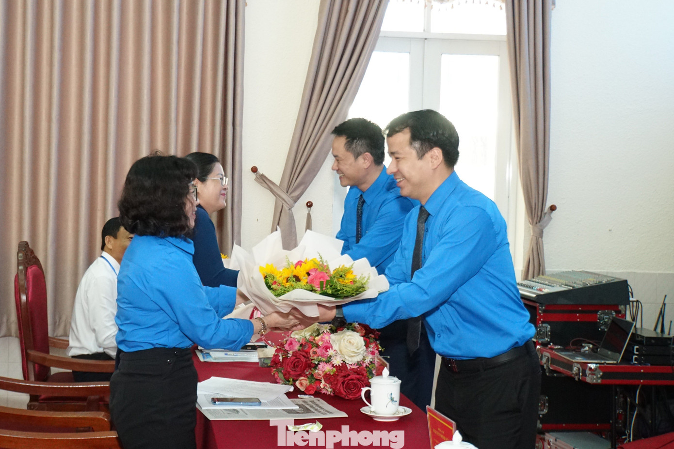 Bí thư Trung ương Đoàn Ngô Văn Cương tặng hoa đại biểu. Ảnh: Hòa Hội