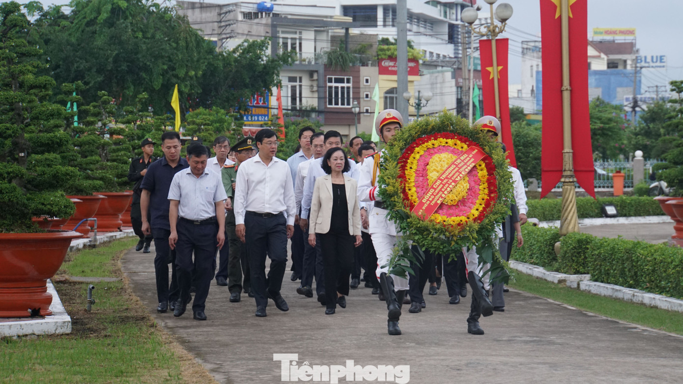 Bà Trương Thị Mai, Thường trực Ban Bí thư, Trưởng Ban Tổ chức Trung ương cùng Đoàn công tác Ban Tổ chức Trung ương, lãnh đạo tỉnh Đồng Tháp viếng nghĩa trang liệt sĩ tỉnh Đồng Tháp. Ảnh: Hòa Hội Bà Trương Thị Mai, Thường trực Ban Bí thư, Trưởng Ban Tổ chức Trung ương cùng Đoàn công tác Ban Tổ chức Trung ương, lãnh đạo tỉnh Đồng Tháp viếng nghĩa trang liệt sĩ tỉnh Đồng Tháp. Ảnh: Hòa Hội