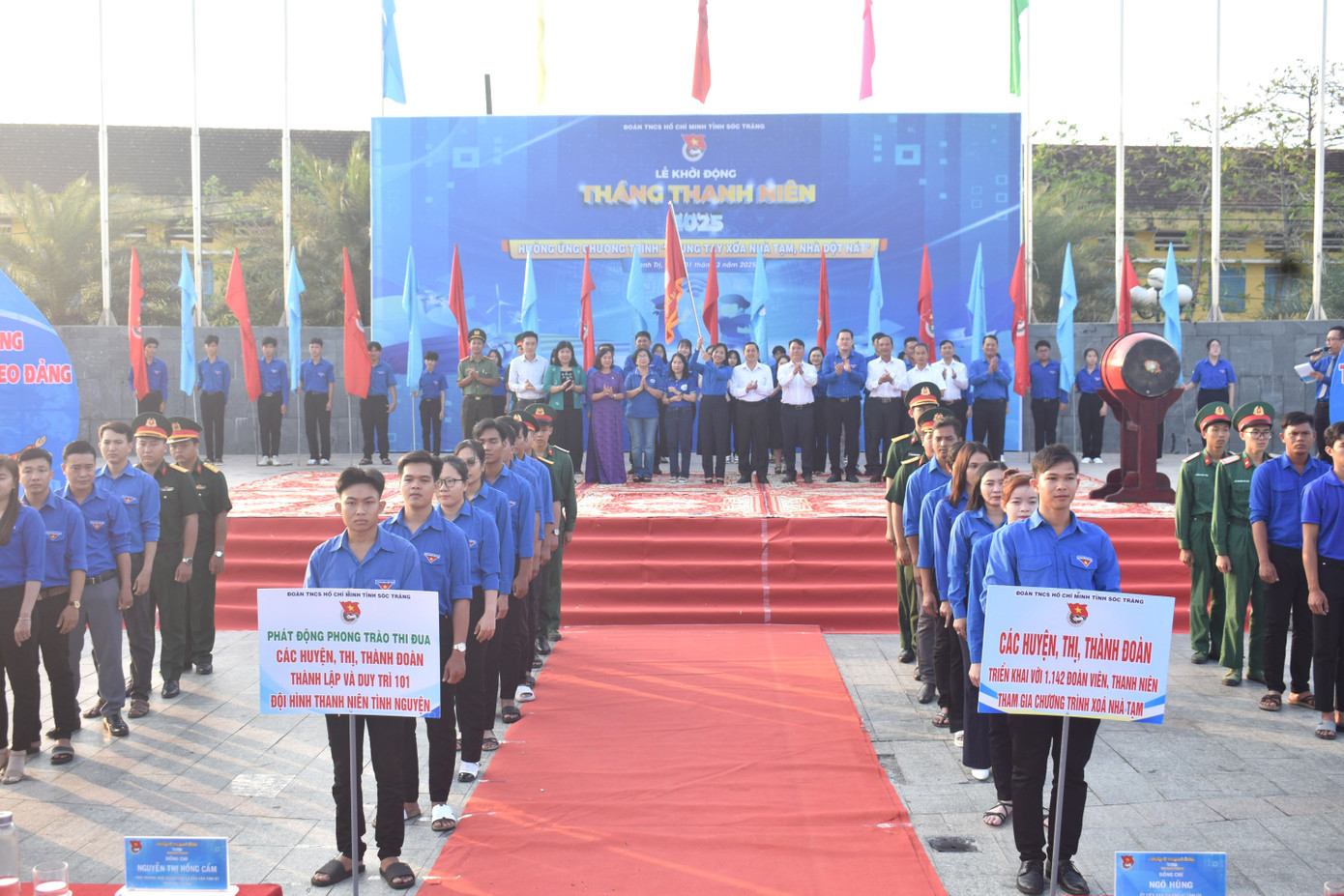 Ông Ngô Hùng - Chủ tịch Uỷ ban Mặt trận Tổ quốc Việt Nam tỉnh Sóc Trăng trao cờ xuất quân cho Ban Thường vụ Tỉnh Đoàn.