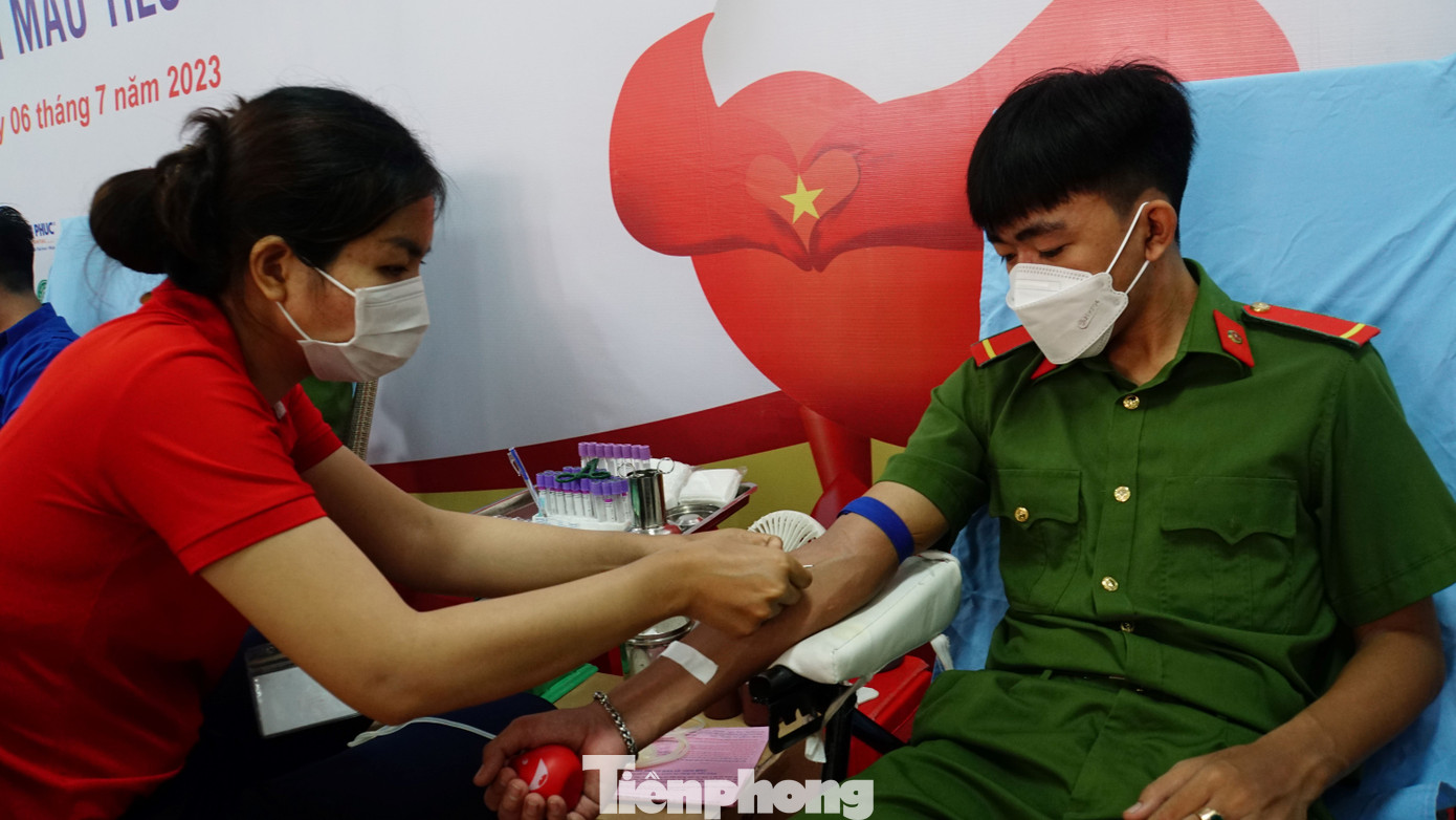 Chiến sĩ công an tham gia hiến máu tình nguyện. Ảnh: Hòa Hội