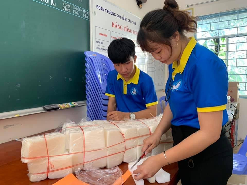 Bạn Đỗ Gia Bảo, sinh viên năm 3 ngành Điện - Điện tử, trường Đại học Tây Đô trực tiếp tham gia làm tấm chắn giọt bắn. Gia Bảo chia sẻ: &quot;Trước tình hình dịch bệnh thì ai cũng lo và sợ, nhưng với tinh thần nhiệt huyết, mong muốn đóng góp một chút sức lực vào công tác chống dịch của thành phố nên em đã cùng với các bạn là Hội viên, Sinh viên của trường đã cùng thực hiện làm tấm chắn giọt bắn để hạn chế lây lan dịch COVID-19&quot;.