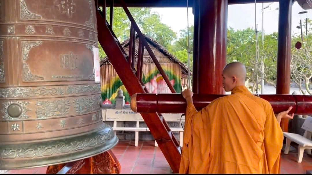 Hàng trăm Chư tăng, phật tử Thiền viện Trúc Lâm Phương Nam (Cần Thơ) thực hiện trang trọng nghi thức 3 hồi chuông và trống Bát nhã. Hàng trăm Chư tăng, phật tử Thiền viện Trúc Lâm Phương Nam (Cần Thơ) thực hiện trang trọng nghi thức 3 hồi chuông và trống Bát nhã.