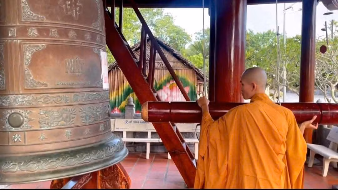 Hàng trăm Chư tăng, phật tử Thiền viện Trúc Lâm Phương Nam (Cần Thơ) thực hiện trang trọng nghi thức 3 hồi chuông và trống Bát nhã. Hàng trăm Chư tăng, phật tử Thiền viện Trúc Lâm Phương Nam (Cần Thơ) thực hiện trang trọng nghi thức 3 hồi chuông và trống Bát nhã.