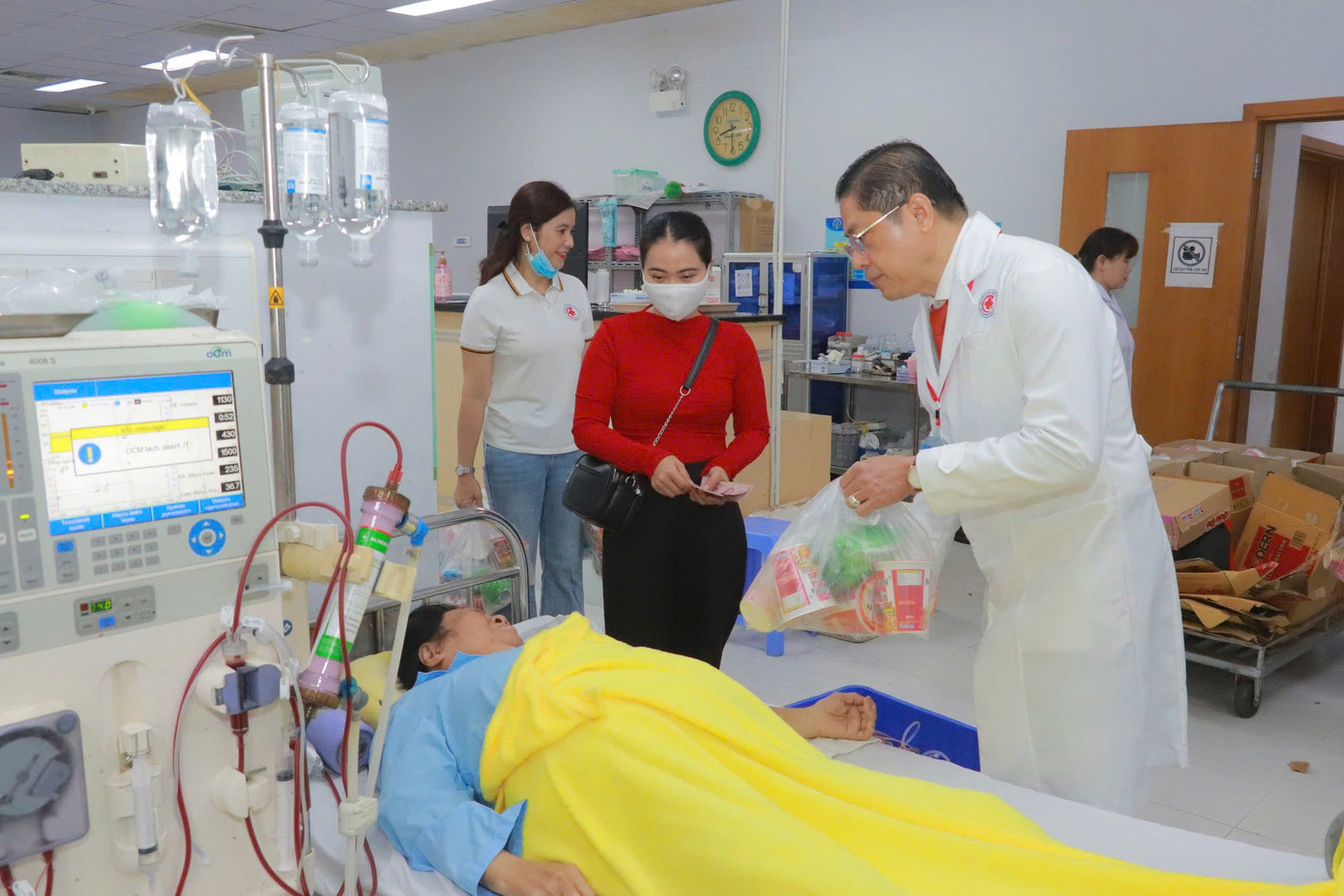 BSCKII. Trần Quốc Luận – Giám đốc Bệnh viện Đa khoa TP Cần Thơ trao tặng quà cho bệnh nhân không về quê đón Tết.