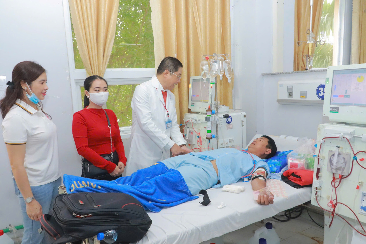 Giám đốc Bệnh viện Đa khoa TP Cần Thơ thăm hỏi, động viên bệnh nhân đang điều trị tại bệnh viện.