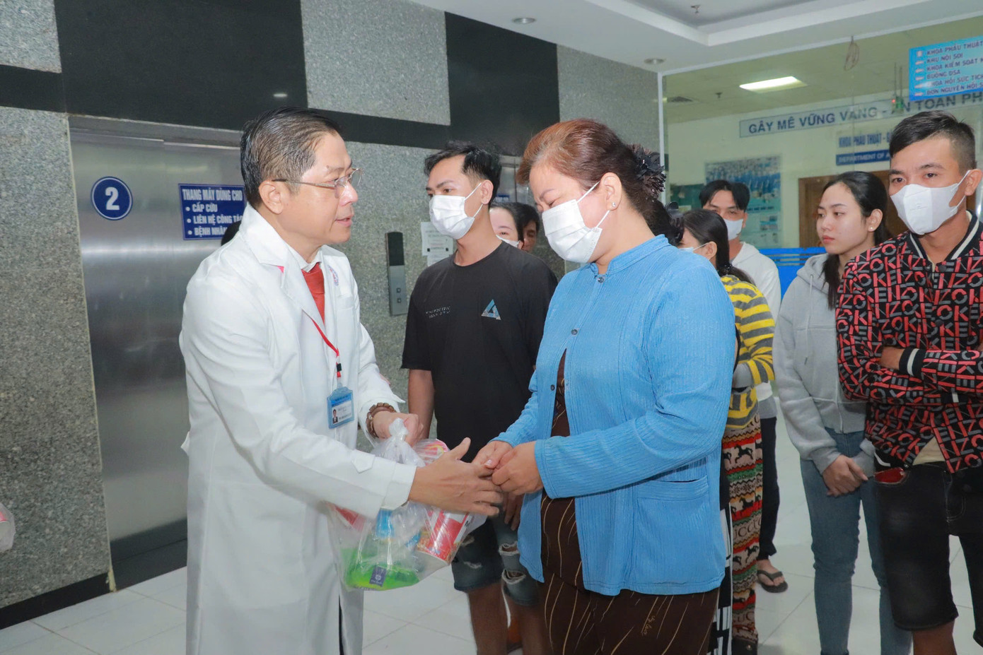 BSCKII. Trần Quốc Luận - Giám đốc Bệnh viện động viên bệnh nhân không bao giờ đơn độc trong hành trình vượt qua bệnh tật, Bệnh viện cùng các mạnh thường quân luôn đồng hành, chia sẻ, đặc biệt trong dịp Tết đến xuân về.