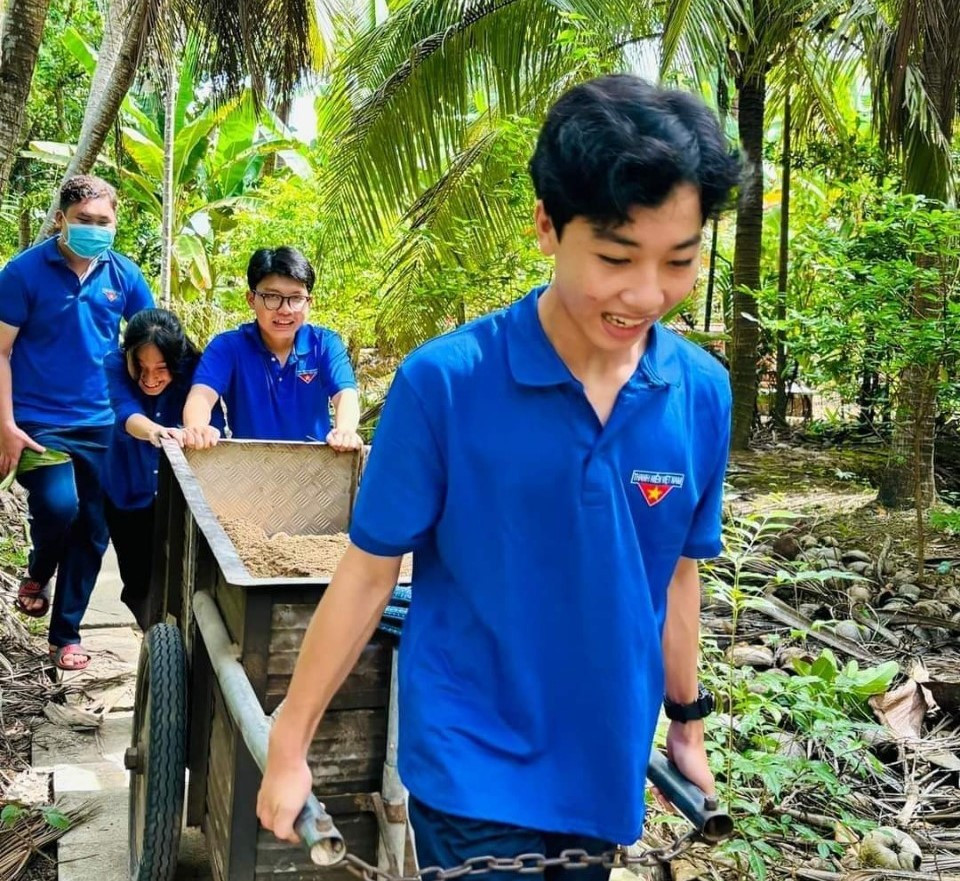 Đoàn viên thanh niên Bến Tre hỗ trợ khuân cát đá giúp người dân sửa nhà. Đoàn viên thanh niên Bến Tre hỗ trợ khuân cát đá giúp người dân sửa nhà.