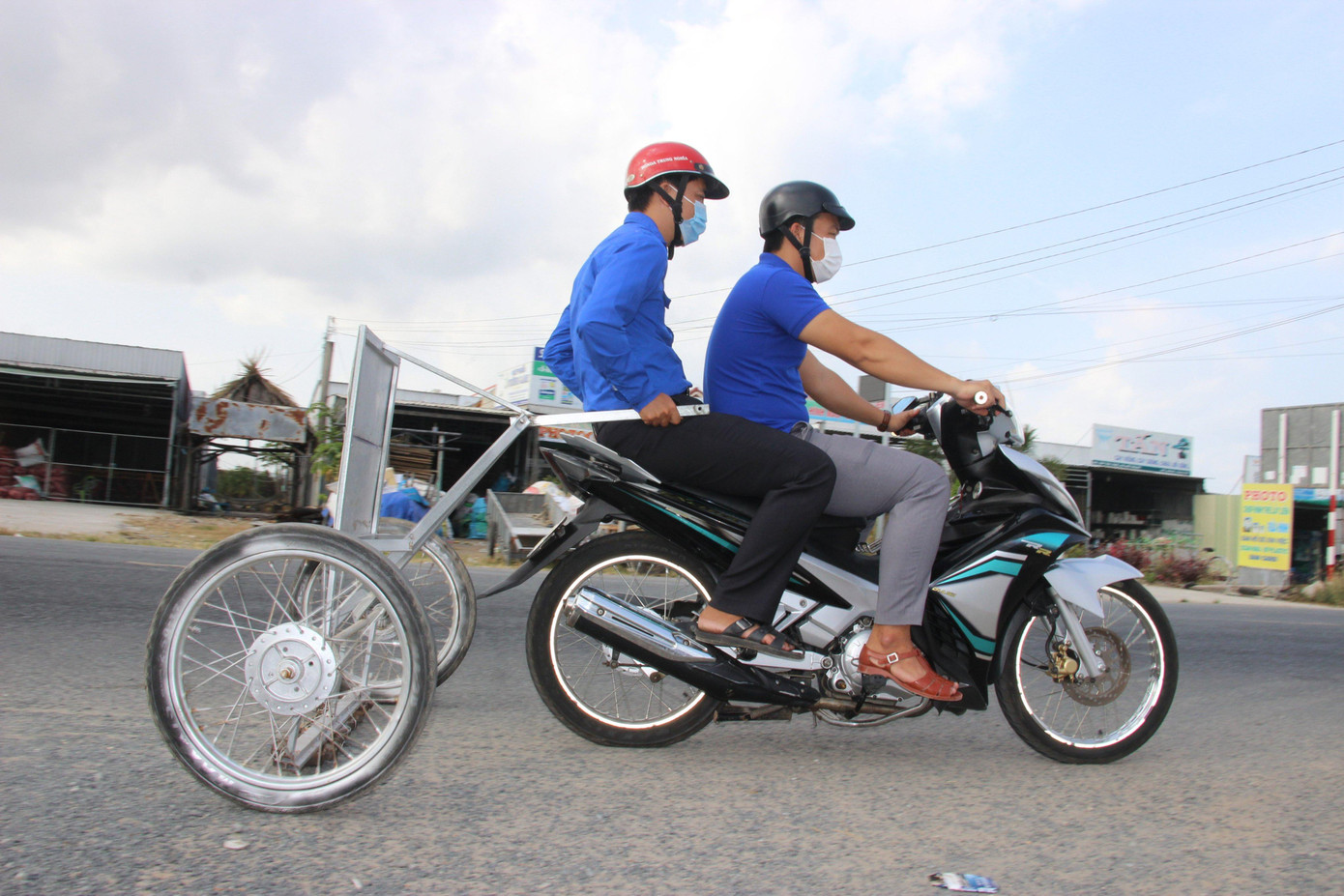 Anh Dương Phong Phú cho biết, từ cuối năm 2019, anh có ý tưởng làm chiếc xe để hút các vật sắt nhọn (gọi chung là hút đinh) trên đường nhằm đảm bảo an toàn cho người dân khi tham gia giao thông. Nói là làm, anh tìm mua một số vật liệu cần thiết như nam châm... rồi mày mò chế tạo ra chiếc xe hút đinh. "Chiếc xe chủ yếu được làm từ phế liệu tái chế với chi phí chỉ vài trăm nghìn đồng", anh Phú nói.