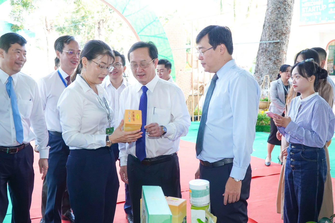 Bộ trưởng Bộ Khoa học và công nghệ Huỳnh Thành Đạt cùng lãnh đạo tỉnh Đồng Tháp tham quan sản phẩm khởi nghiệp.