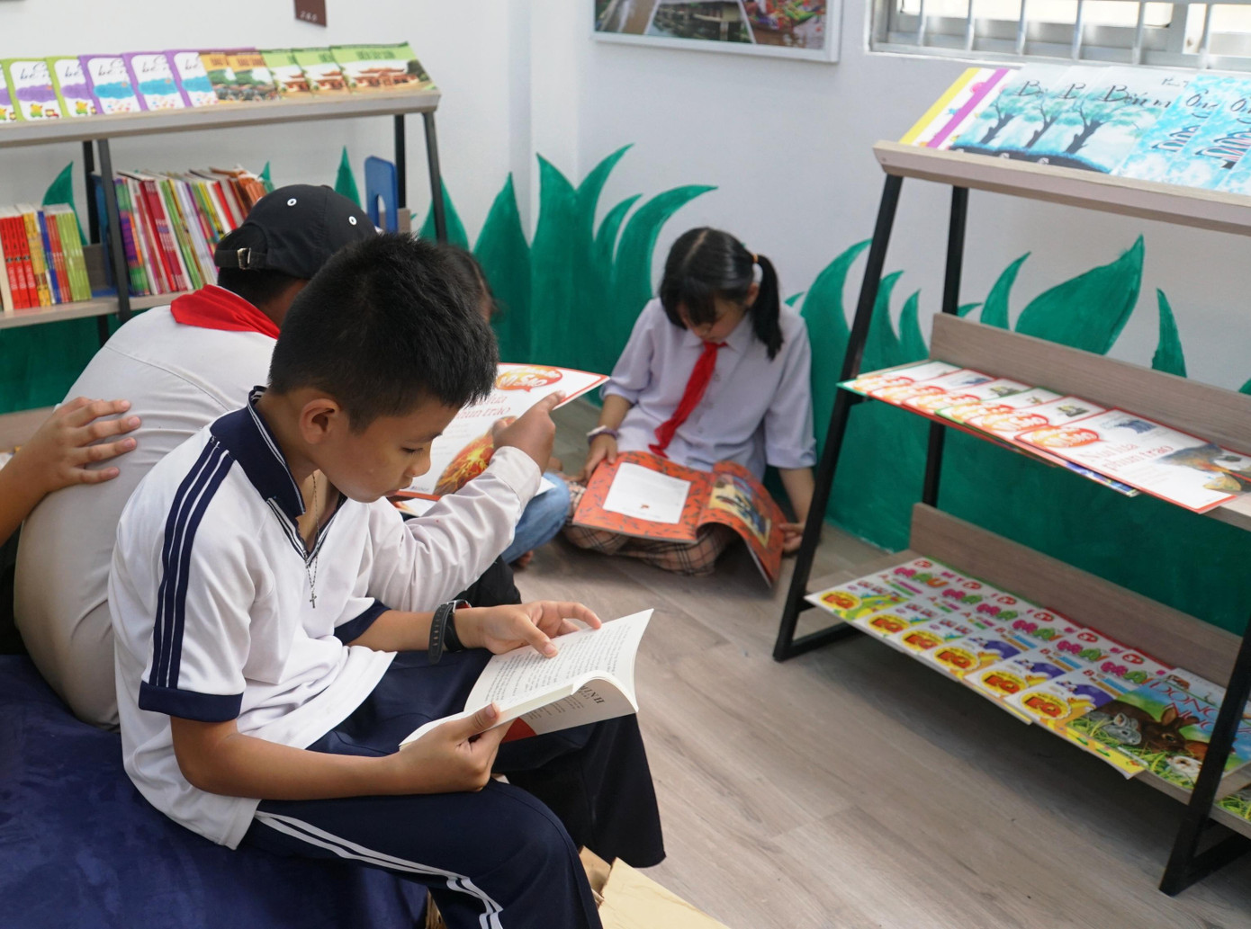 Học sinh đọc sách Học sinh đọc sách