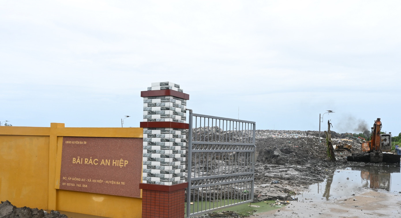 Bãi rác An Hiệp, huyện Ba Tri (Bến Tre) quá tải, ô nhiễm môi trường. Ảnh: T. Nhân Bãi rác An Hiệp, huyện Ba Tri (Bến Tre) quá tải, ô nhiễm môi trường. Ảnh: T. Nhân