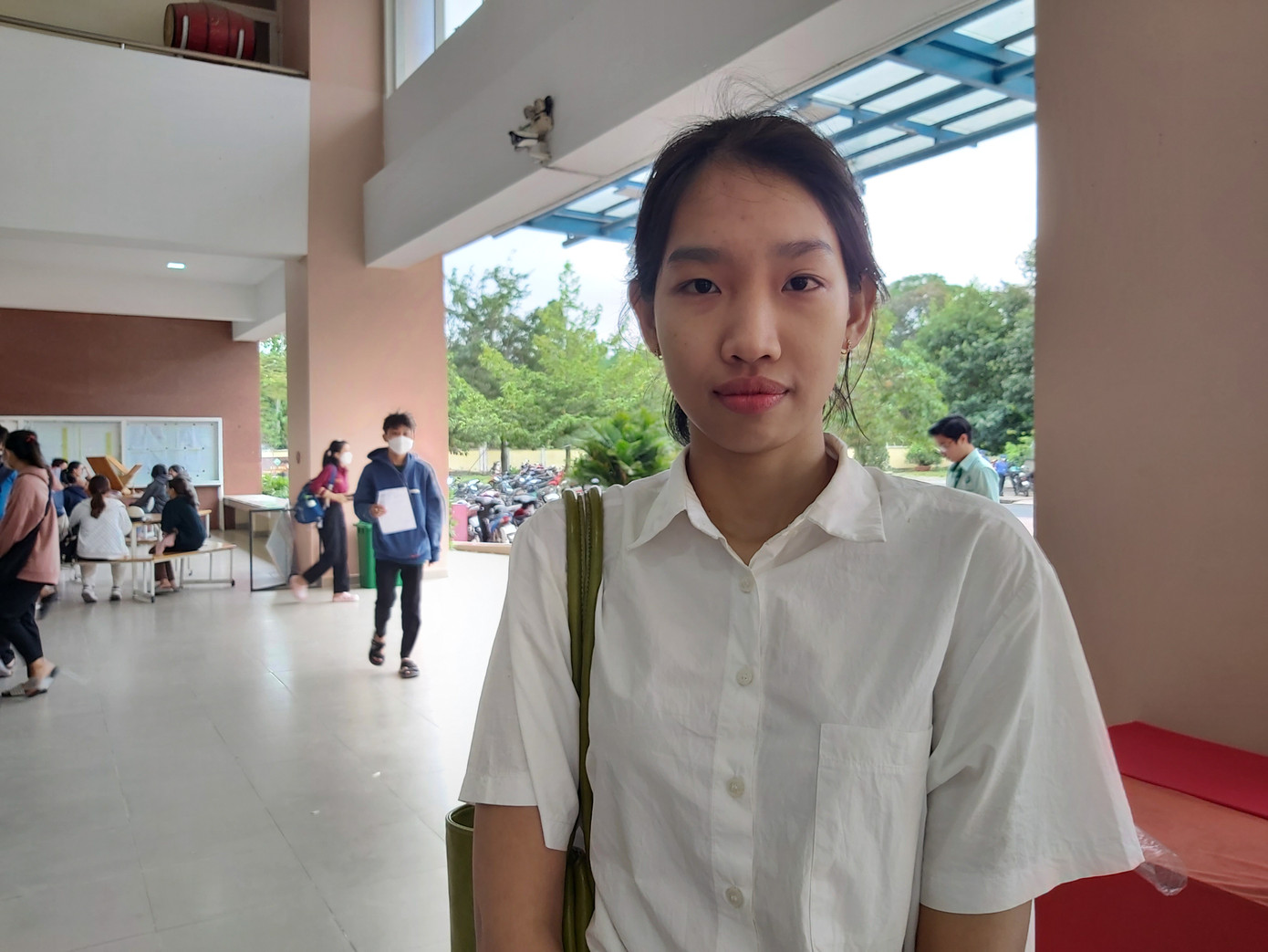 Còn bạn Nguyễn Mỹ Nghi - sinh viên năm 3 ngành Công nghệ kỹ thuật ô tô, lần thứ 6 tham gia hiến máu tình nguyện. Nghi cũng có mặt từ sớm và háo hức tham gia hiến máu. “Với em giọt máu vô cùng quan trọng và ý nghĩa, bởi năm em học lớp 9 trong lần bị tai nạn mất máu nhiều, nhập viện phải cần lượng máu lớn để truyền và cũng nhờ lượng máu trữ sẵn để truyền mang lại sự sống cho em. Sau lần ấy, em ý thức được ý nghĩa của việc hiến máu và từ đó đến nay hễ có cơ hội là tham gia để giúp những người bệnh khác”, Nghi tâm sự.