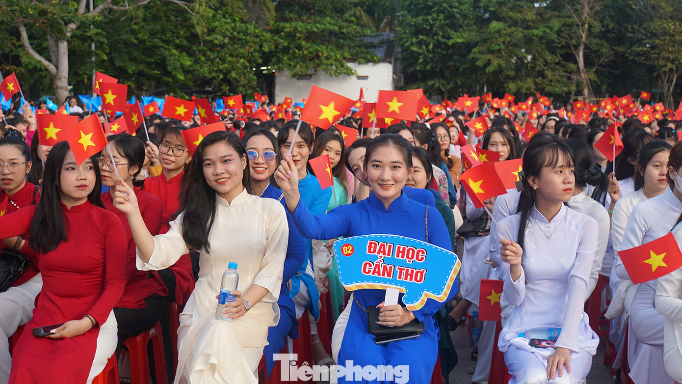 Đông đảo bạn trẻ tham gia lễ hội. Ảnh: Hòa Hội.