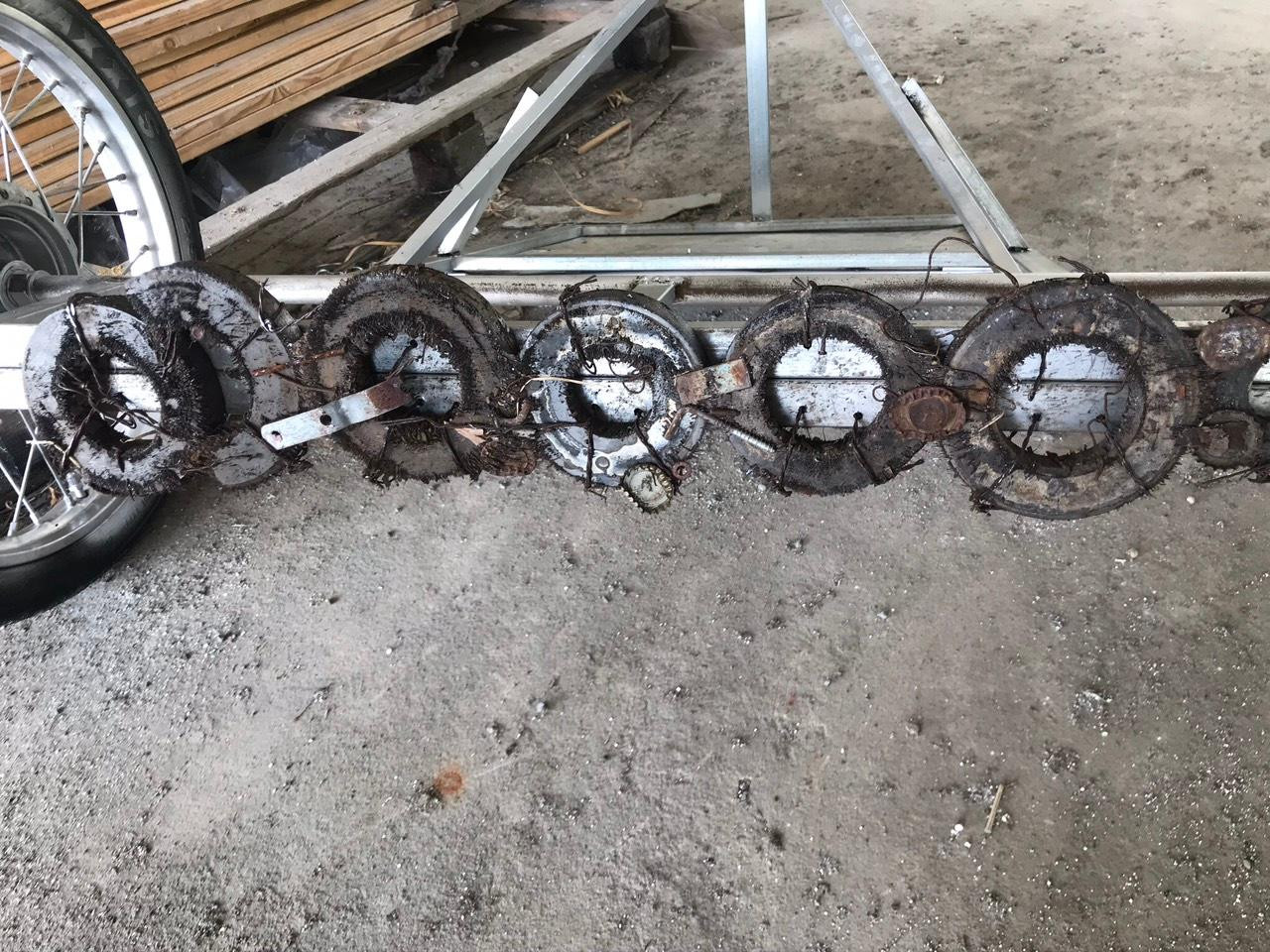 Chị Nguyễn Hồng Thắm, Phó Bí thư Tỉnh đoàn Cà Mau cho biết, thời gian qua trên địa bàn tỉnh, bên cạnh các mô hình thanh niên khởi nghiệp hiệu quả thì ngày càng xuất hiện không ít những việc làm mang tính tình nguyện cao của chính những anh em làm Đoàn chuyên trách tại cơ sở. "Ngoài đội hình thanh nguyên tình nguyện vá lộ giao thông nông thôn ở huyện Cái Nước thì bạn Phú, Phó Bí thư xã Đoàn Hồ Thị Kỷ cũng là một trong những tình nguyện viên có những việc tốt đáng được trân trọng", chị Thắm nhận xét. Theo Phó Bí thư Tỉnh đoàn Cà Mau, không cần phải to tát nhưng việc làm của Phú đã thể hiện trách nhiệm của thanh niên trước một thực trạng mà mọi người có thể cho rằng rất nhỏ đôi khi hay bị bỏ qua trong cuộc sống. "Tôi cho rằng các bạn làm được việc này xuất phát từ chính cái tâm của một người làm cán bộ Đoàn. Nhìn vào thì đơn giản nhưng mang lại hiệu quả nhất định, người tham gia giao thông không còn phải lo âu vướng phải chướng ngại khi lưu thông trên đường", chị Thắm chia sẻ.