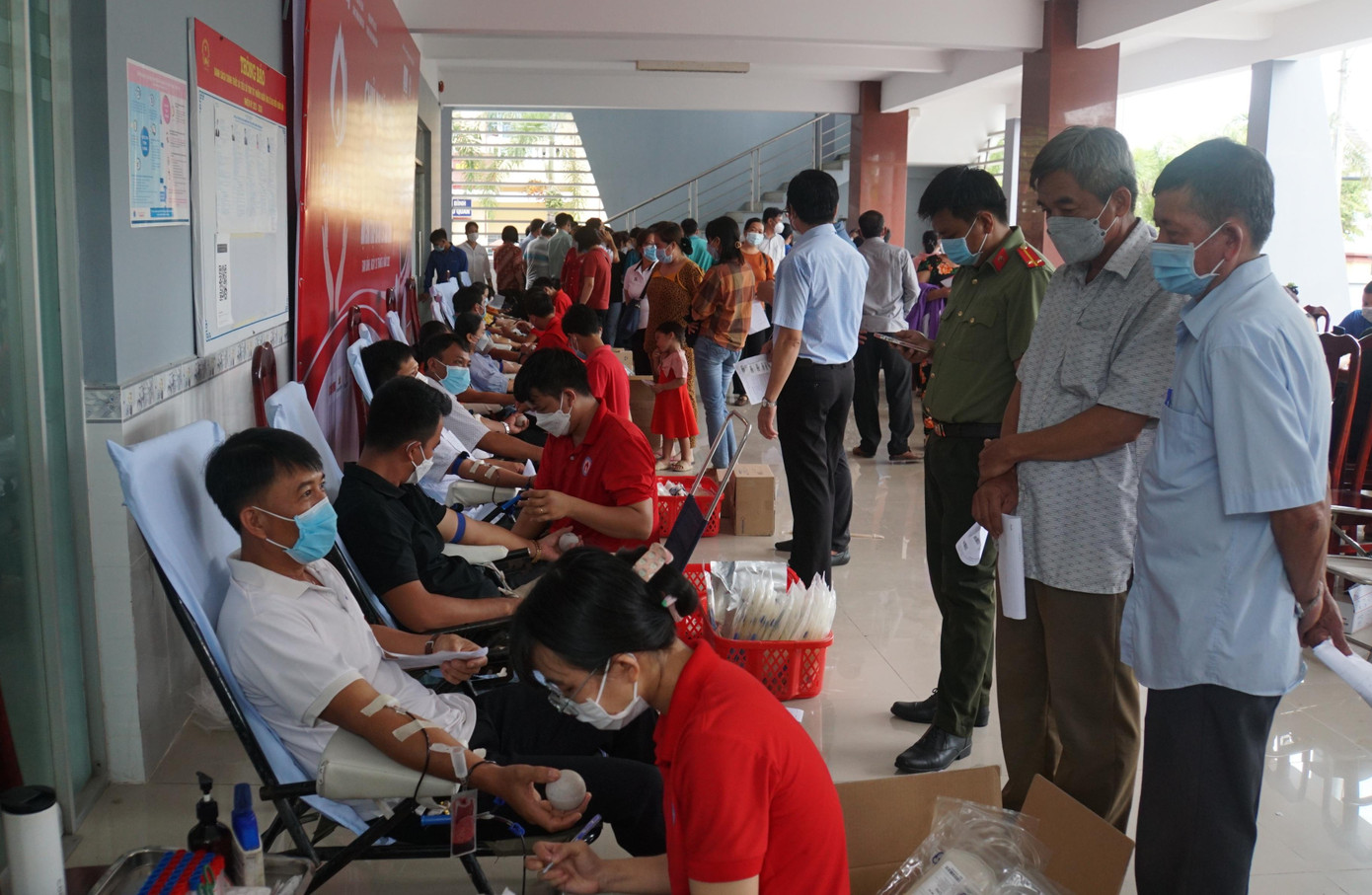 Bà Trần Thị Tuyết Mai, Trưởng Ban chỉ đạo Vận động hiến máu tình nguyện tỉnh Vĩnh Long cho biết, từ đầu năm đến nay đã có hơn 4.000 đơn vị máu được hiến tặng cho xã hội; đồng thời, trong thời gian tới các cấp hội sẽ tiếp tục vận động người dân tham gia với tinh thần “Giọt máu cho đi – cuộc đời ở lại”. Ngoài ra, Trưởng Ban chỉ đạo Vận động hiến máu tình nguyện tỉnh Vĩnh Long cho rằng, Chủ nhật Đỏ là hoạt động kết nối yêu thương, có ý nghĩa nhân văn sâu sắc. - Ảnh: Hòa Hội