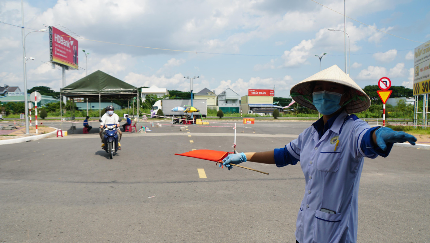 Bạn Nguyễn Thị Mỹ Anh, sinh viên năm 2, khoa xét nghiệm, trường Cao đẳng Y tế Cần Thơ đứng giữa nắng làm nhiệm vụ hướng dẫn người dân vào vị trí khai báo y tế. Cô chia sẻ: "Muốn trải nghiệm những gì mà sức trẻ còn có thể làm được; hơn nữa, có thể góp một chút sức trẻ của bản thân mình cho thành phố nên khi có cơ hội là tham gia ngay".