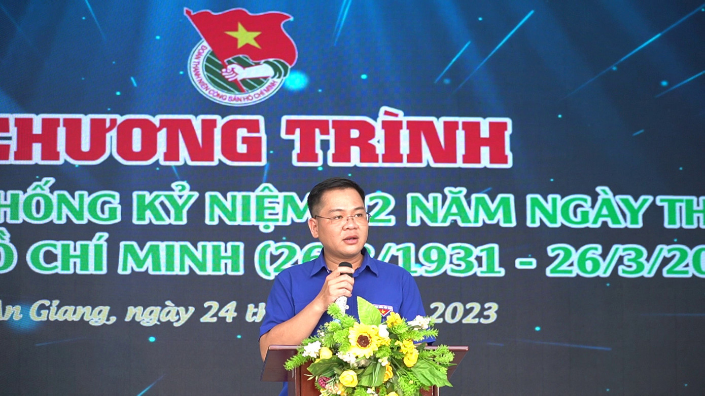 Anh Phan Duy Bằng, Bí thư Tỉnh Đoàn An Giang phát biểu. Anh Phan Duy Bằng, Bí thư Tỉnh Đoàn An Giang phát biểu.