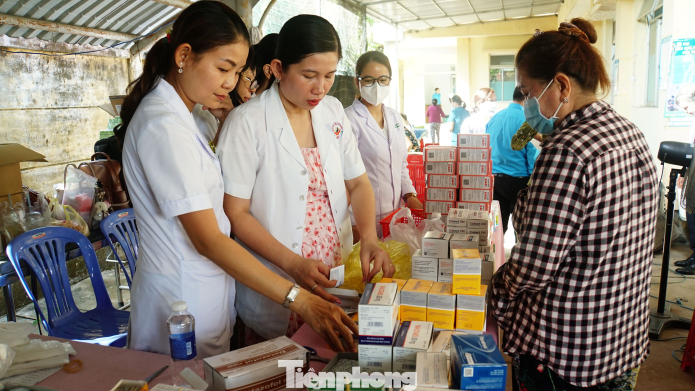 Dược sĩ cấp thuốc cho người dân