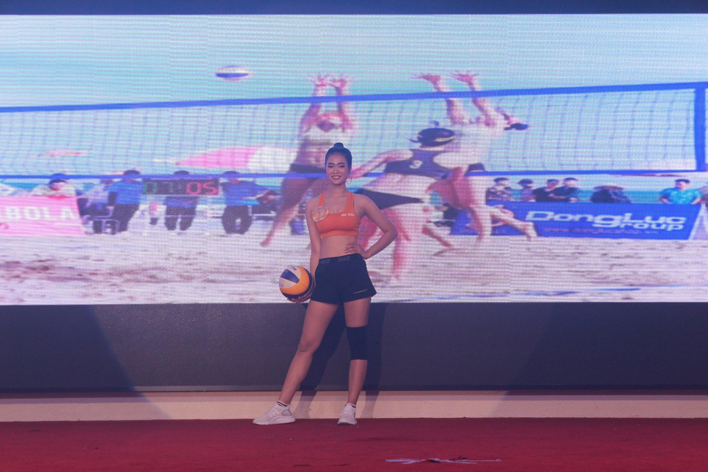 Nói về khó khăn lúc đầu, cô chia sẻ: "Lúc mới vào tập cùng các bạn, em đi đứng hơi cứng, nhưng sau thời gian tập luyện catwalk đã dần khắc phục được, bản thân thay đổi nhiều hơn. Qua cuộc thi thấy mình 'lột xác' thành người khác, trở nên dịu dàng, nữ tính hơn", Ánh Dương tươi cười nói.