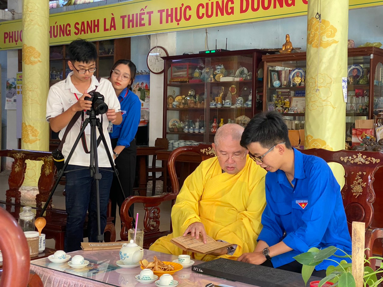 Sư trụ trì chùa Phước Hưng giới thiệu cho các sinh viên tình nguyện về ngôi chùa. Ảnh: Hòa Hội. Sư trụ trì chùa Phước Hưng giới thiệu cho các sinh viên tình nguyện về ngôi chùa. Ảnh: Hòa Hội.