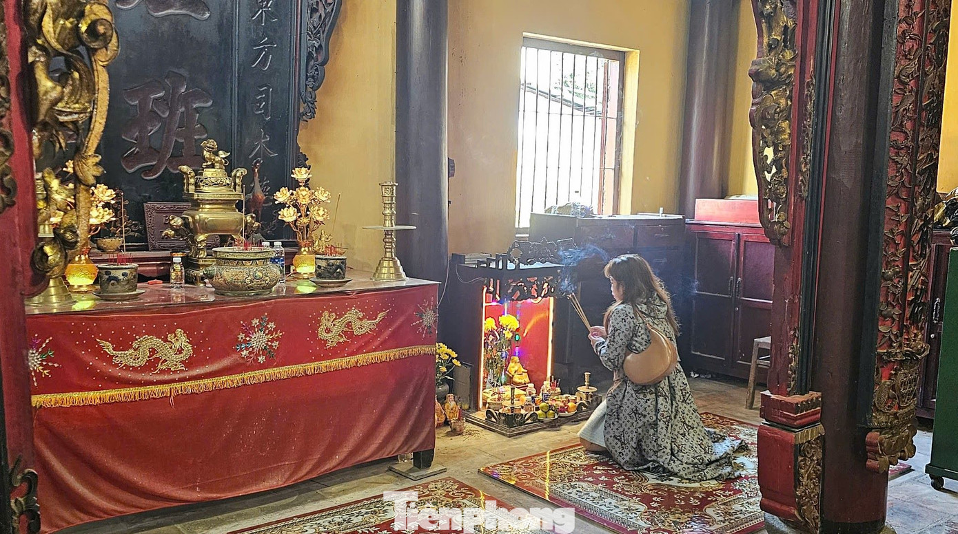 Soạn giả Nhâm Hùng - Nhà nghiên cứu Văn hóa Nam Bộ - cho biết năm giáp thìn 1844, vùng Bình Thủy gặp trận lụt lớn, nhà cửa ruộng vườn tan hoang. Khi nước rút, bà con trở về đã góp công, góp của dựng ngôi đình bên dòng rạch Bình Thủy với cầu mong cuộc sống bình yên, mưa thuận gió hòa. Ảnh: Hòa Hội.