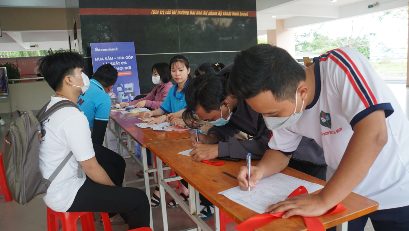 Đoàn viên thanh niên trường Đại học sư phạm Kỹ thuật Vĩnh Long nhiệt tình tham gia Chủ nhật Đỏ. Ảnh: Hòa Hội