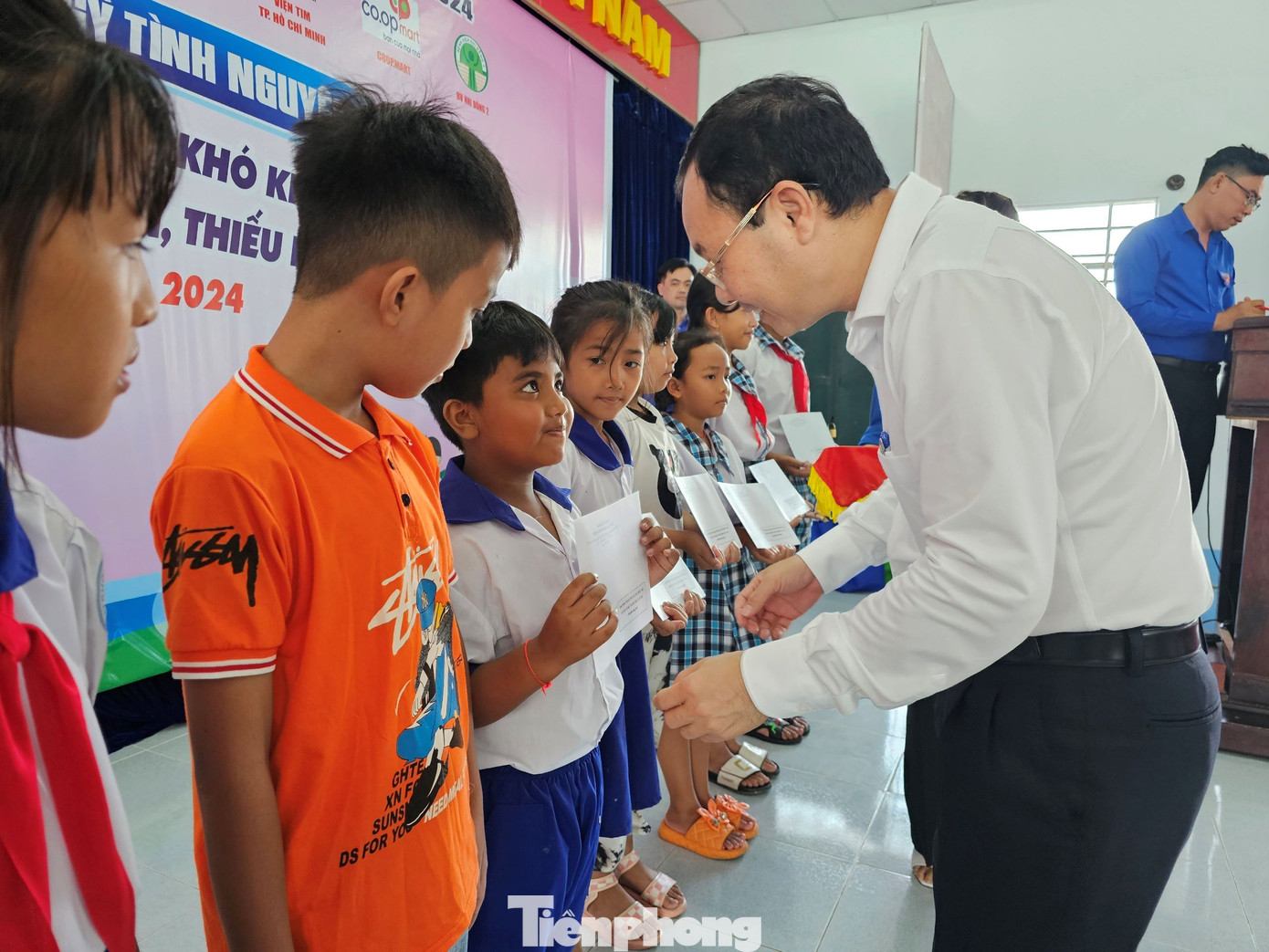 Ông Nguyễn Văn Hiếu - Bí thư Thành ủy Cần Thơ trao tặng học bổng cho học sinh.