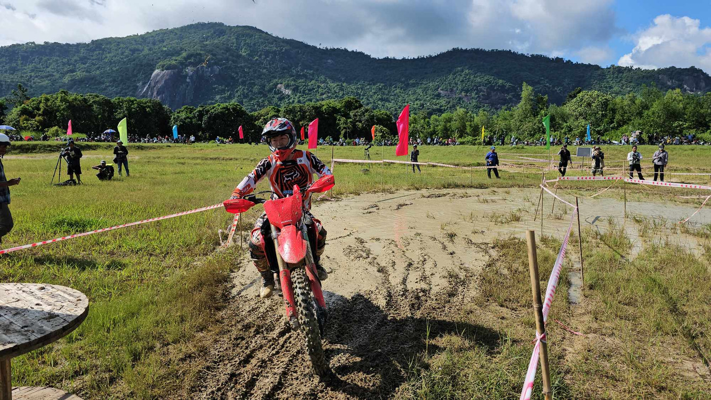 Ông Trần Minh Giang, Phó Chủ tịch UBND huyện Tri Tôn cho biết, đây là môn thể thao mạo hiểm được rất nhiều người yêu thích, lần đầu tiên được tổ chức tại huyện Tri Tôn. Ông Trần Minh Giang, Phó Chủ tịch UBND huyện Tri Tôn cho biết, đây là môn thể thao mạo hiểm được rất nhiều người yêu thích, lần đầu tiên được tổ chức tại huyện Tri Tôn.