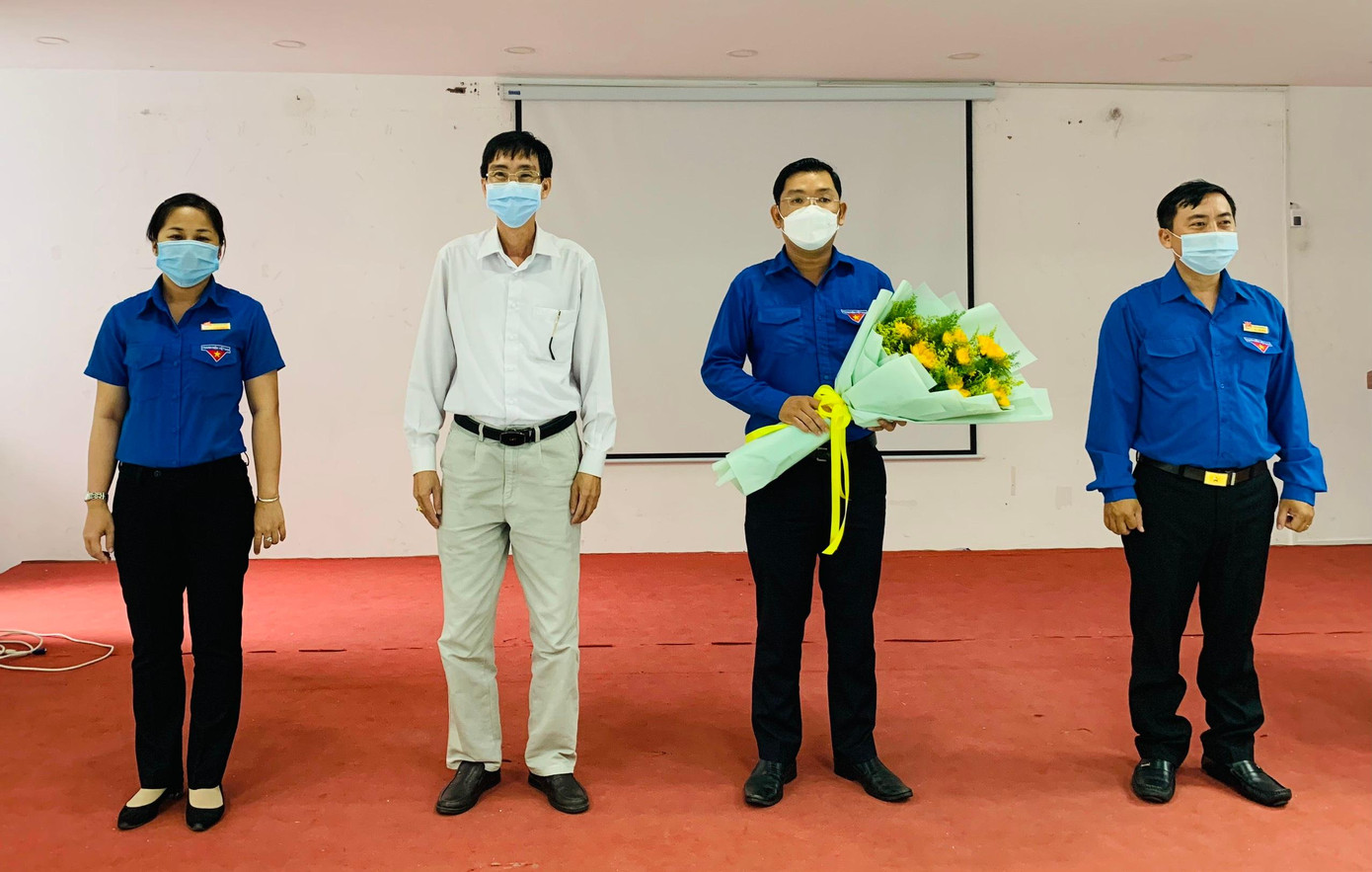 Ông Nguyễn Phúc Hậu – Trưởng Phòng bảo vệ Chính trị nội bộ, Ban Tổ chức Thành ủy Cần Thơ cùng anh Đào Chí Nghĩa - Ủy viên Ban Thường vụ Trung ương Đoàn, Thành ủy viên, Bí thư Thành đoàn Cần Thơ và chị Lư Thị Ngọc Anh – Phó Bí thư Thường trực Thành đoàn Cần Thơ tặng hoa chúc mừng anh Lâm Văn Tân.