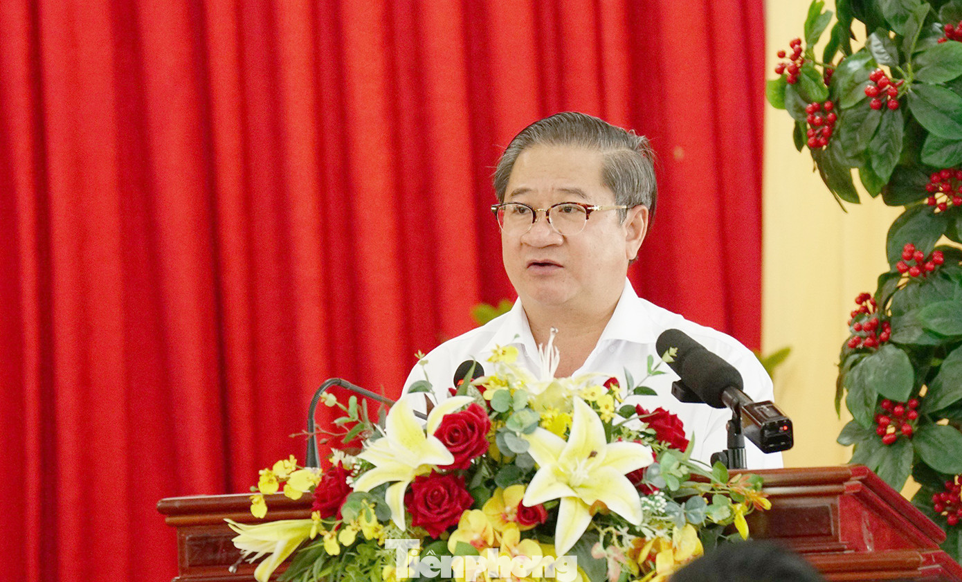 Chủ tịch UBND TP. Cần Thơ Trần Việt Trường trả lời cử tri huyện Vĩnh Thạnh. Ảnh: Hòa Hội. Chủ tịch UBND TP. Cần Thơ Trần Việt Trường trả lời cử tri huyện Vĩnh Thạnh. Ảnh: Hòa Hội.