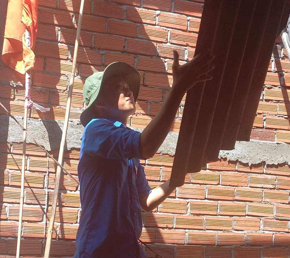 ĐVTN hỗ trợ người dân sửa nhà.