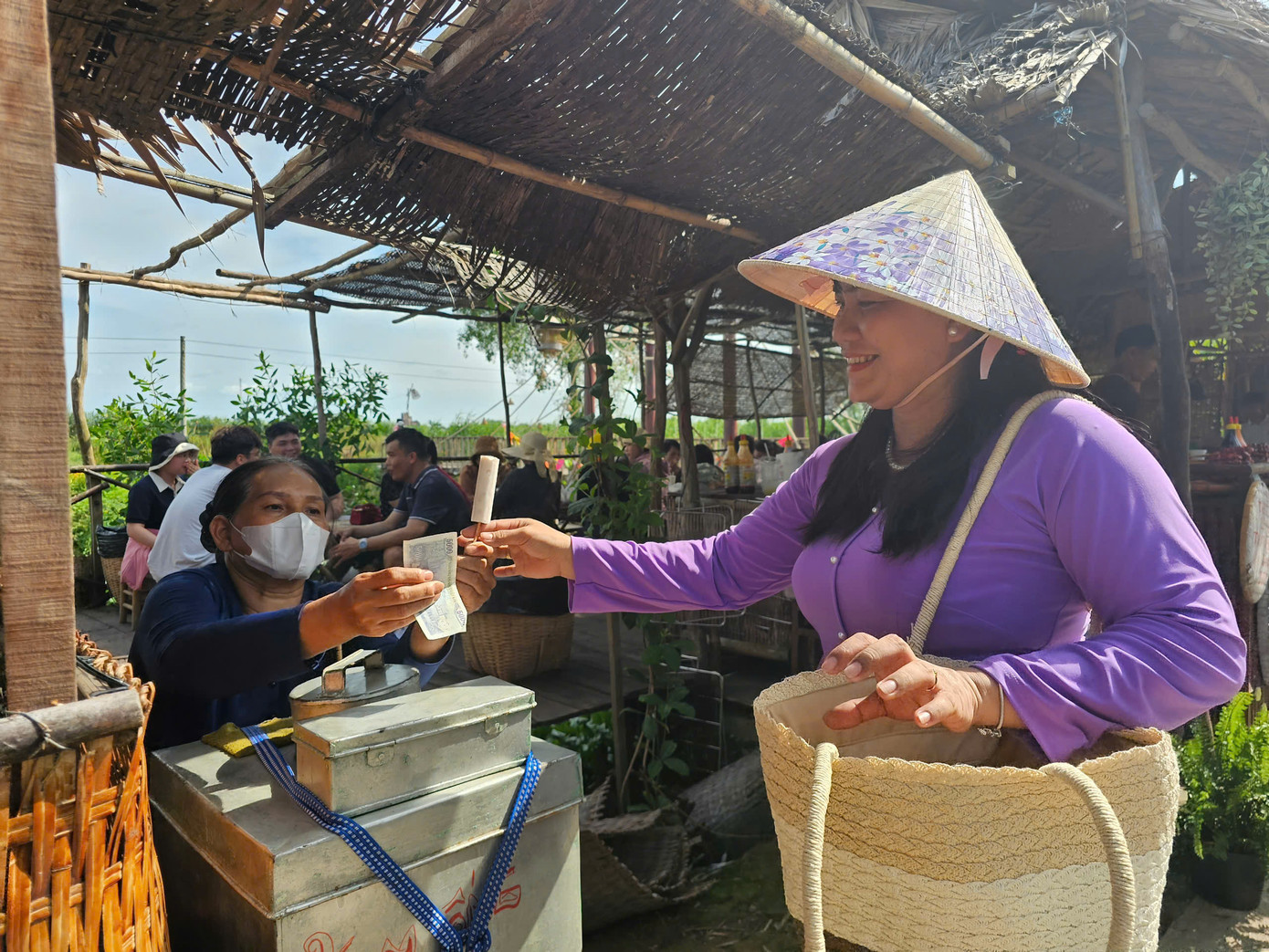 Du khách từ Tây Ninh đến trải nghiệm chợ quê Tân Thuận Đông, chị ấn tượng với khung cảnh mộc mạc, bình yên của ngôi chợ vùng sông nước.