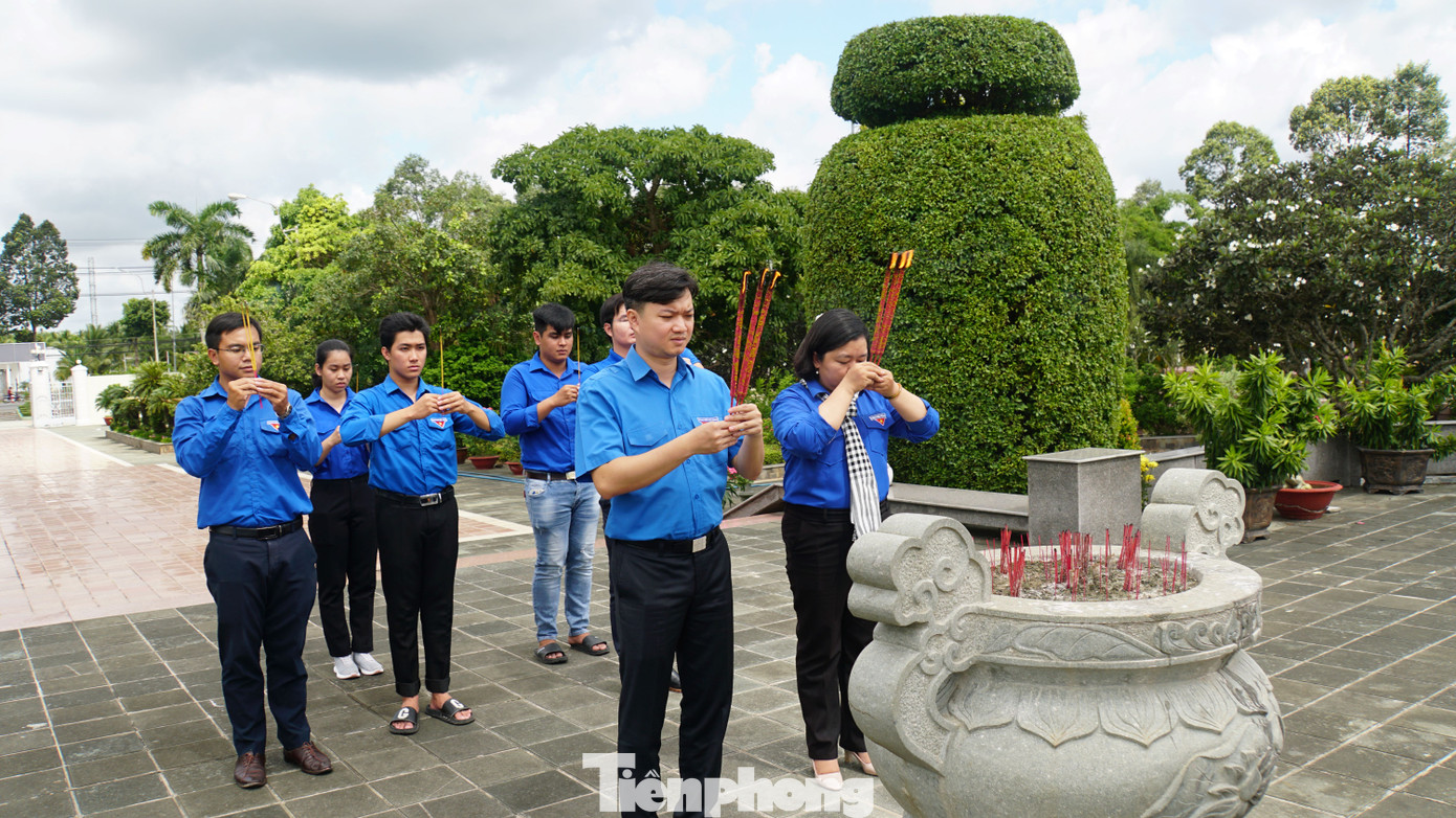 Anh Nguyễn Minh Triết cùng đoàn viên thanh niên tỉnh Bến Tre dâng hương tưởng nhớ các Anh hùng liệt sĩ tại Nghĩa trang liệt sĩ tỉnh Bến Tre. Ảnh: Hòa Hội