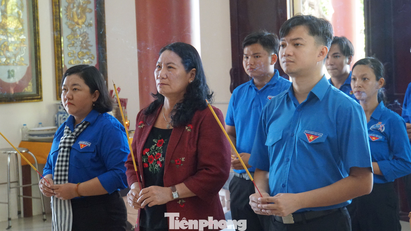 Anh Nguyễn Minh Triết cùng lãnh đạo UBND tỉnh Bến Tre dâng hương tại Đền thờ nữ tướng Nguyễn Thị Định (xã Lương Hòa, huyện Giồng Trôm, tỉnh Bến Tre). Ảnh: Hòa Hội