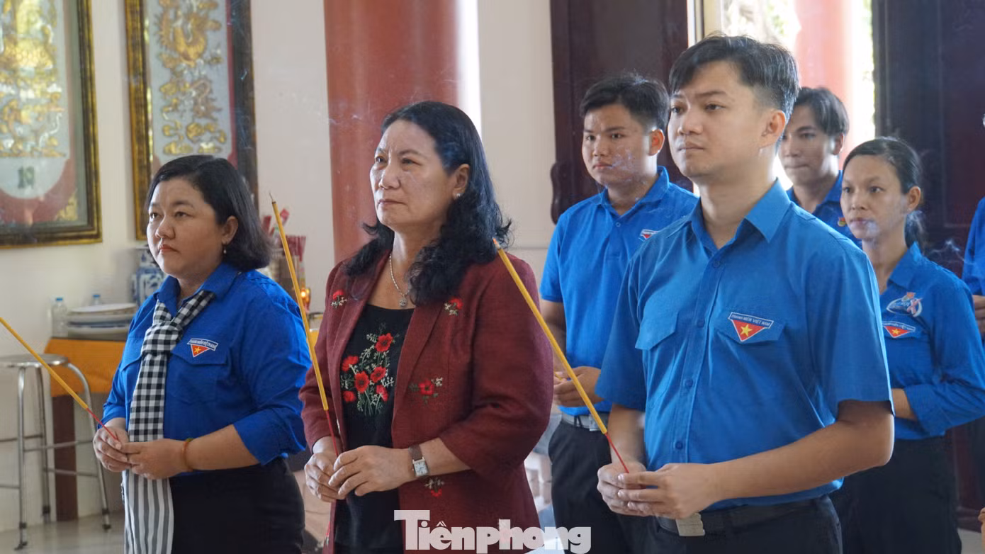 Anh Nguyễn Minh Triết cùng lãnh đạo UBND tỉnh Bến Tre dâng hương tại Đền thờ nữ tướng Nguyễn Thị Định (xã Lương Hòa, huyện Giồng Trôm, tỉnh Bến Tre). Ảnh: Hòa Hội