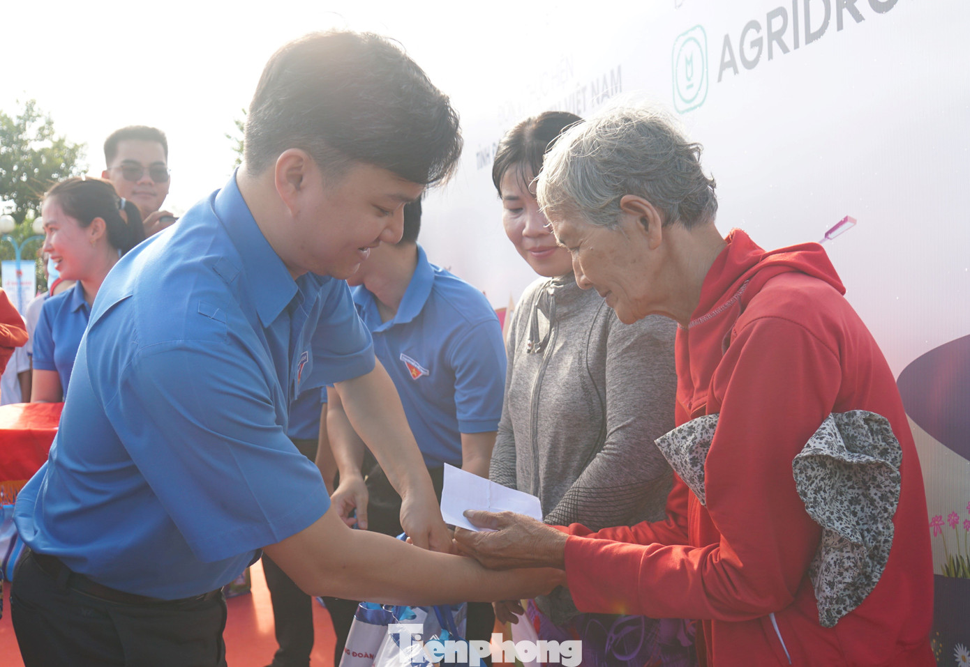 Anh Nguyễn Minh Triết tặng quà người dân tại huyện Giồng Trôm.