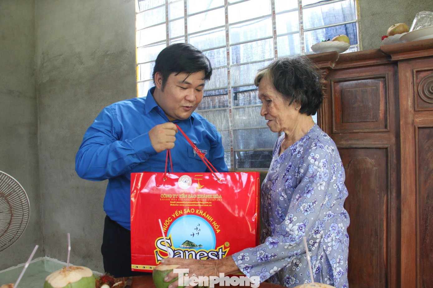 Anh Nguyễn Thái An, Ủy viên Ban Thường vụ, Trưởng Ban Tuyên giáo T.Ư Đoàn tặng quà cho hộ gia đình chính sách Nguyễn Thị Minh Tuyết tại xã Long Mỹ, huyện Giồng Trôm. Ảnh: Hoà Hội.