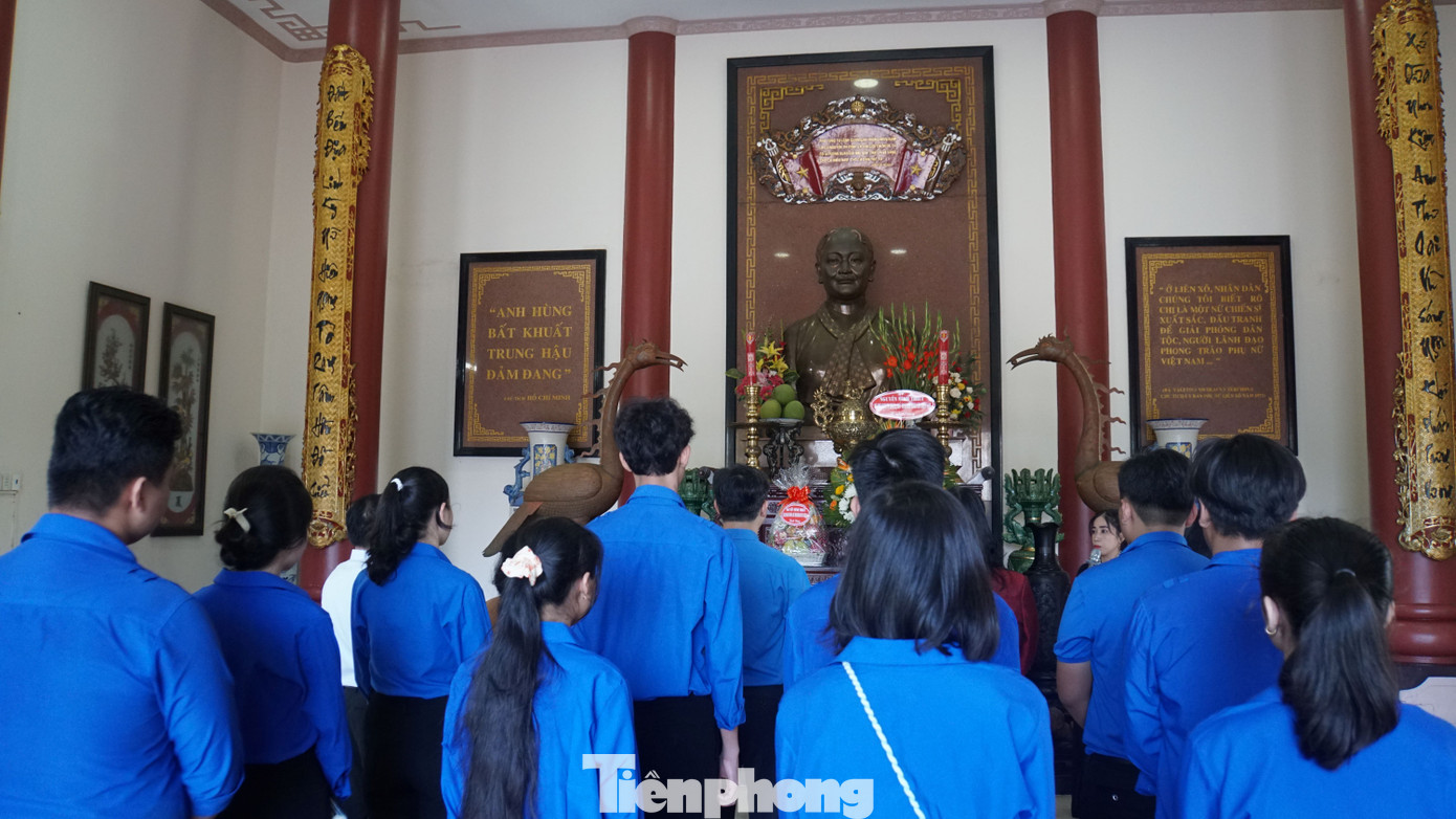 Đoàn viên thanh niên huyện Giồng Trôm dâng hương nữ tướng Nguyễn Thị Định.