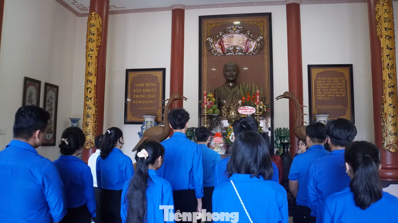 Đoàn viên thanh niên huyện Giồng Trôm dâng hương nữ tướng Nguyễn Thị Định.