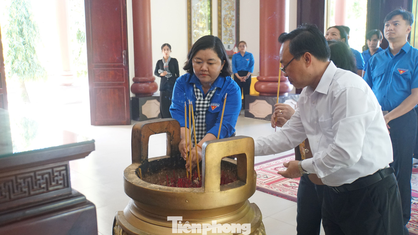 Bí thư Tỉnh Đoàn Bến Tre Lâm Như Quỳnh cùng lãnh đạo Ban Dân vận Tỉnh ủy Bến Tre viếng nữ tướng Nguyễn Thị Định. Ảnh: Hòa Hội