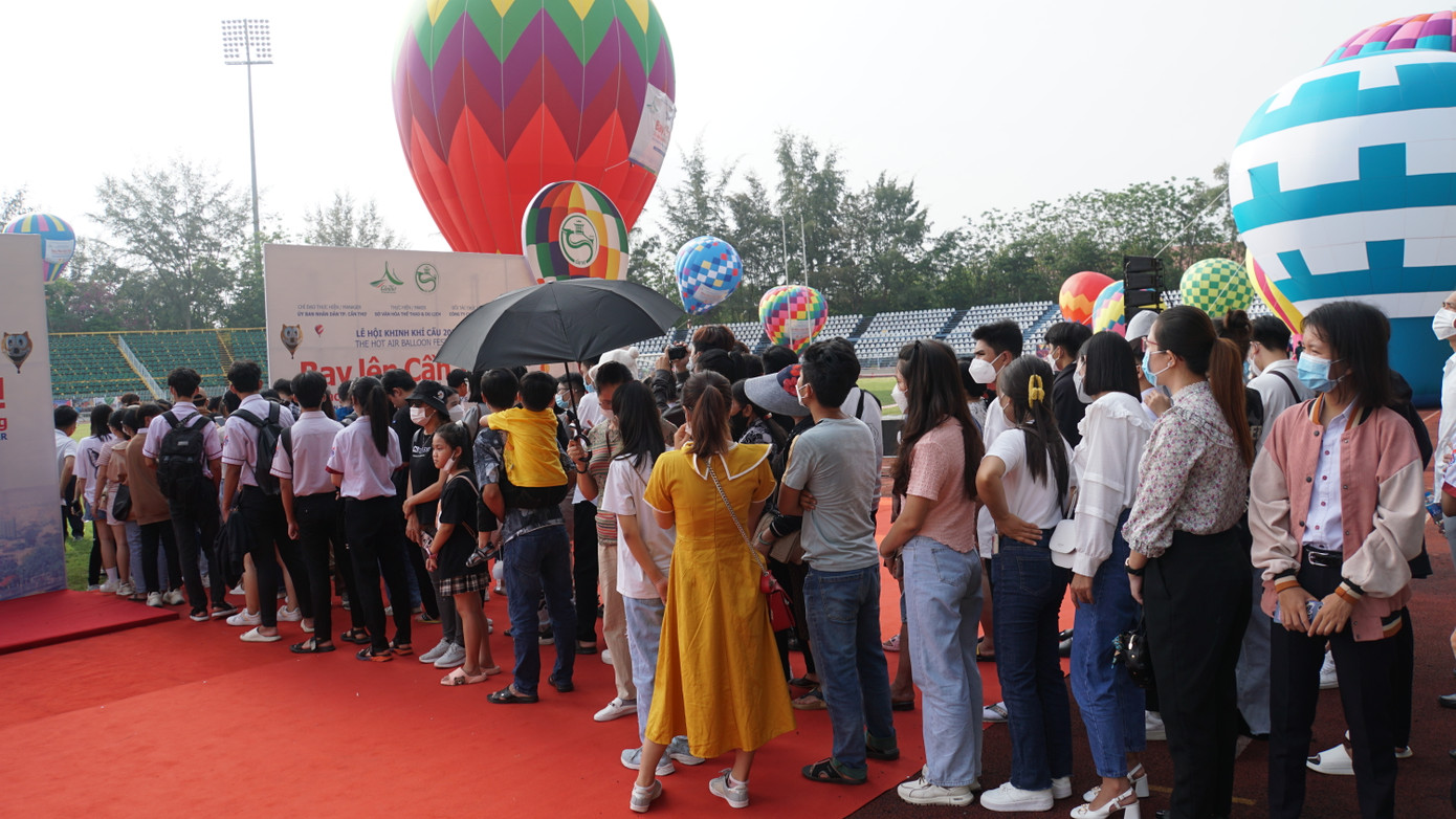Người dân xếp hàng vào trải nghiệm bay khinh khí cầu. Ảnh: An Bình.