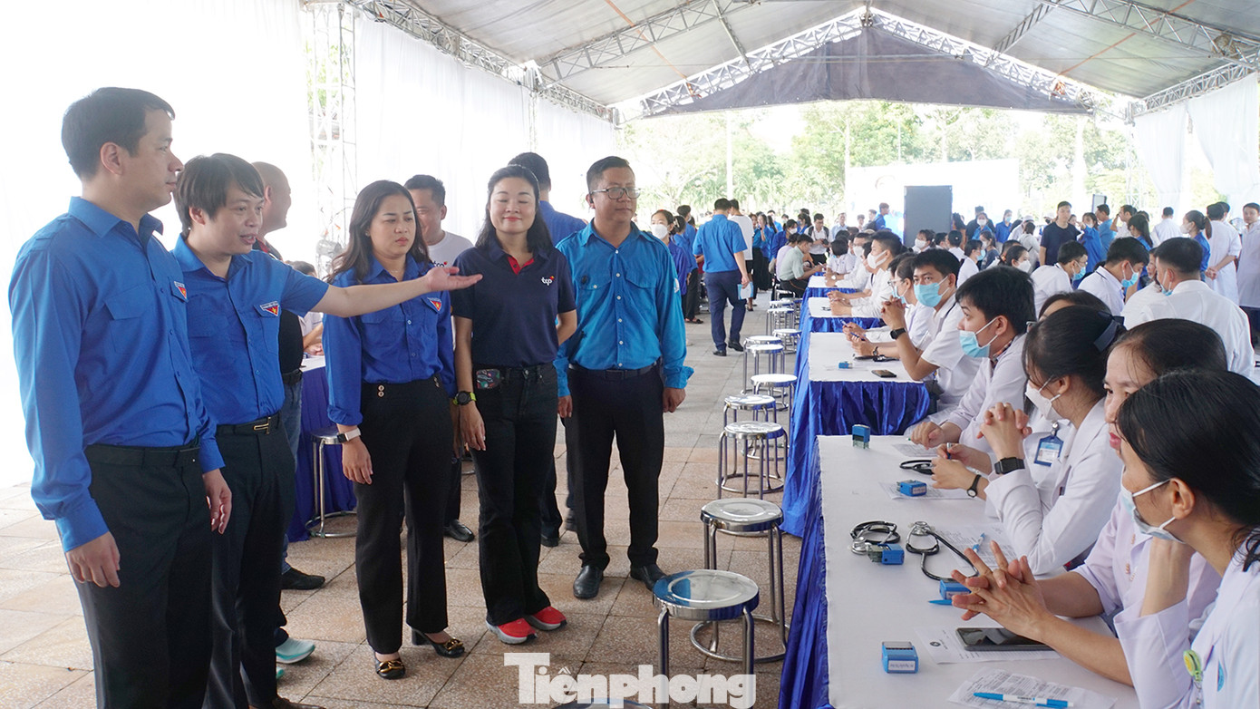 Bí thư T.Ư Đoàn Ngô Văn Cương cho biết, ngày hội sẽ trang bị kiến thức, kỹ năng; tạo môi trường giao lưu; cổ vũ tinh thần hăng say làm việc cho thanh niên công nhân góp phần phát triển doanh nghiệp, địa phương và đất nước. Bên cạnh đó, ngày hội cũng góp phần mở rộng mặt trận đoàn kết, tập hợp thanh niên, thành lập tổ chức Đoàn, Hội tại các khu công nghiệp, khu chế xuất. Ảnh: Hòa Hội