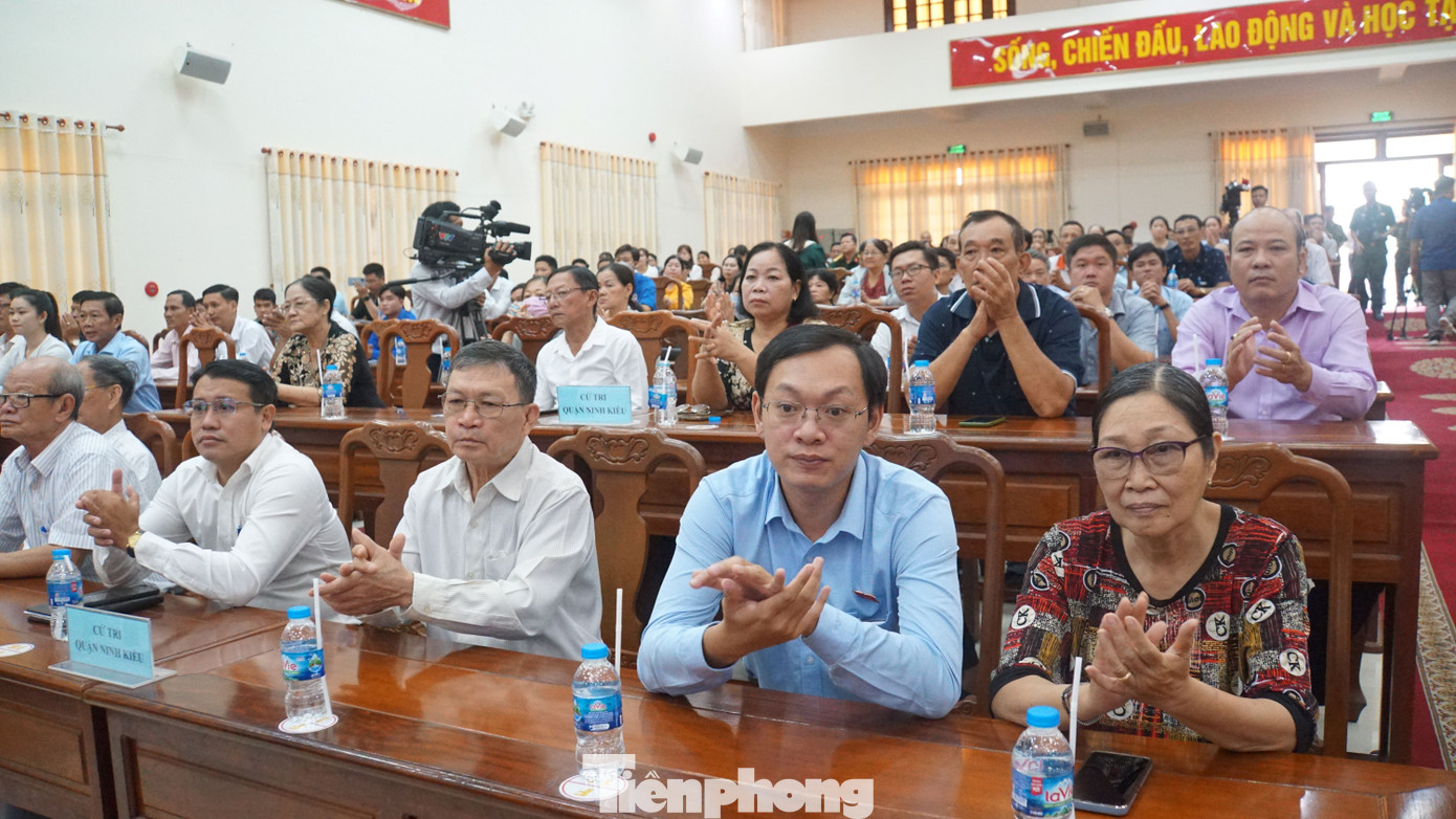 Cử tri thành phố Cần Thơ tại hội nghị tiếp xúc cử tri sáng 8/7. Ảnh: Hoà Hội.