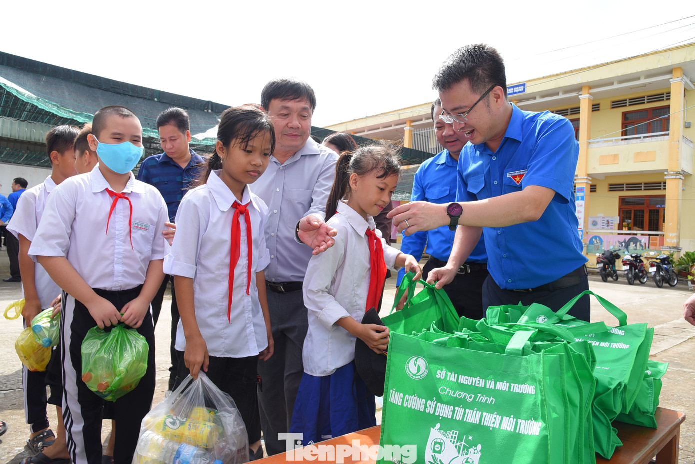 Bí thư Trung ương Đoàn Nguyễn Tường Lâm tặng quà cho học sinh tại Đồng Tháp.