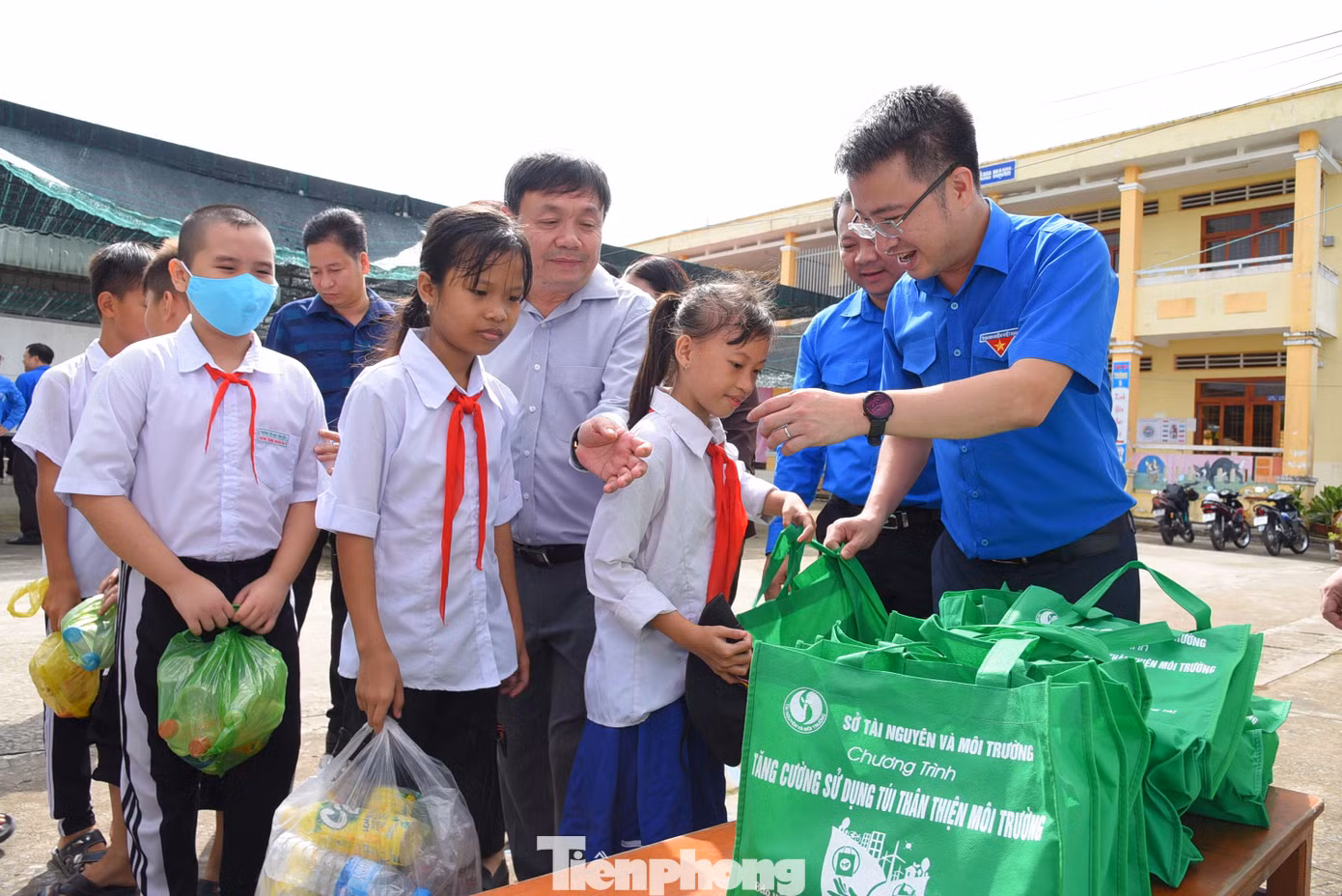 Bí thư Trung ương Đoàn Nguyễn Tường Lâm tặng quà cho học sinh tại Đồng Tháp.