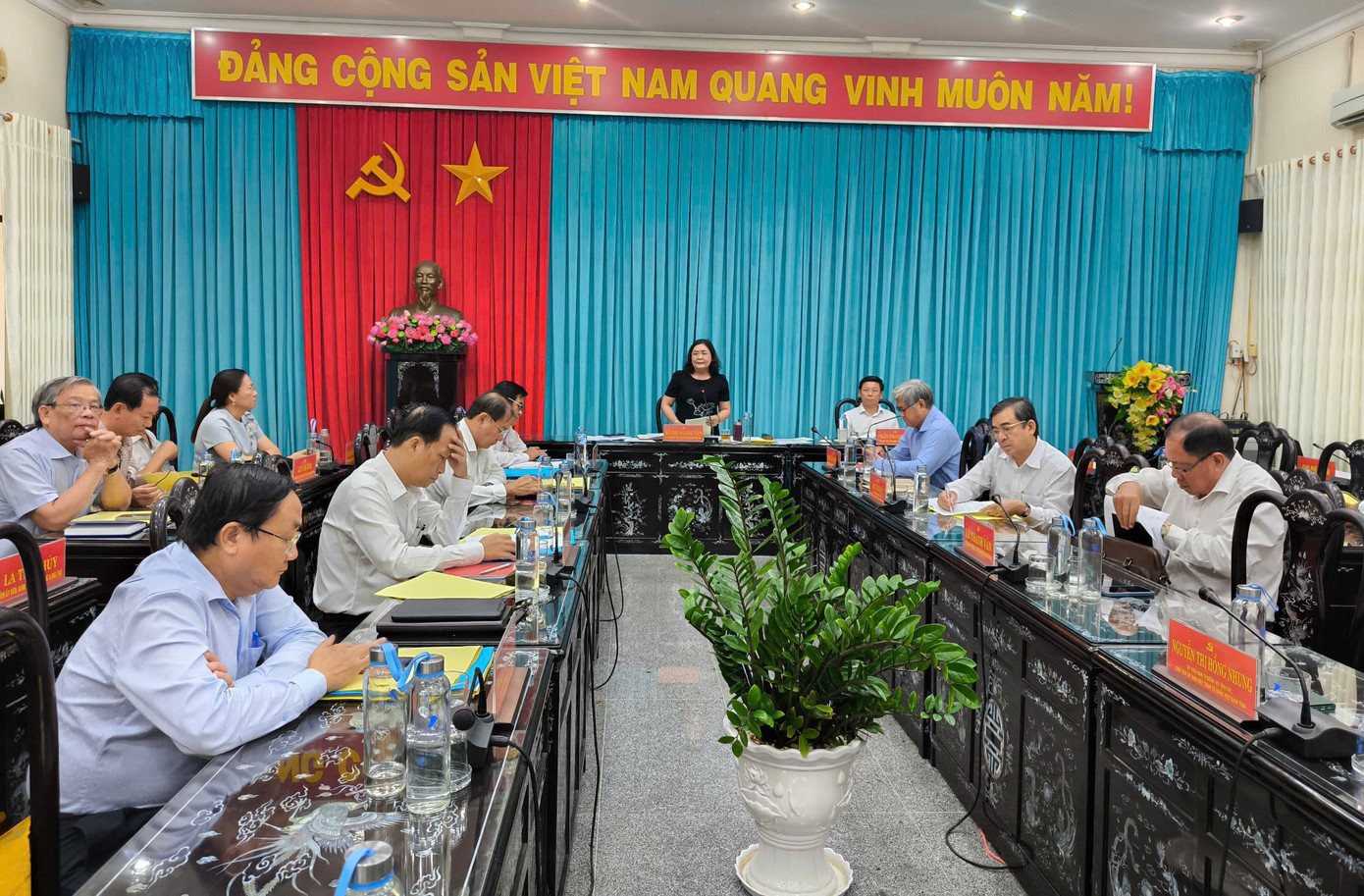 Bà Hồ Thị Hoàng Yến - Bí thư Tỉnh ủy, Chủ tịch HĐND tỉnh Bến Tre phát biểu tại hội nghị. Bà Hồ Thị Hoàng Yến - Bí thư Tỉnh ủy, Chủ tịch HĐND tỉnh Bến Tre phát biểu tại hội nghị.